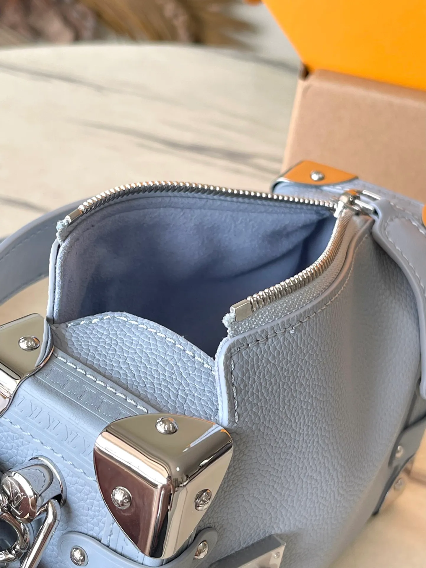 💰1360 (top layer leather) top original order M25067 blue. Support counter inspection. Photos taken of duty-free goods are consistent with the product without unpacking. This product is an exclusive duty-free product in the market and is the highest-end product. Inspection is supported. This product has passed strict inspection and is flawless. Please wear gloves when touching the product. This product is not returnable or exchangeable. Please confirm the product first and then remove the label on the handle. This product is temporarily not open to the public, only regular customers, and is in short supply. Dimensions: 12.5 x 18 x 8 cm