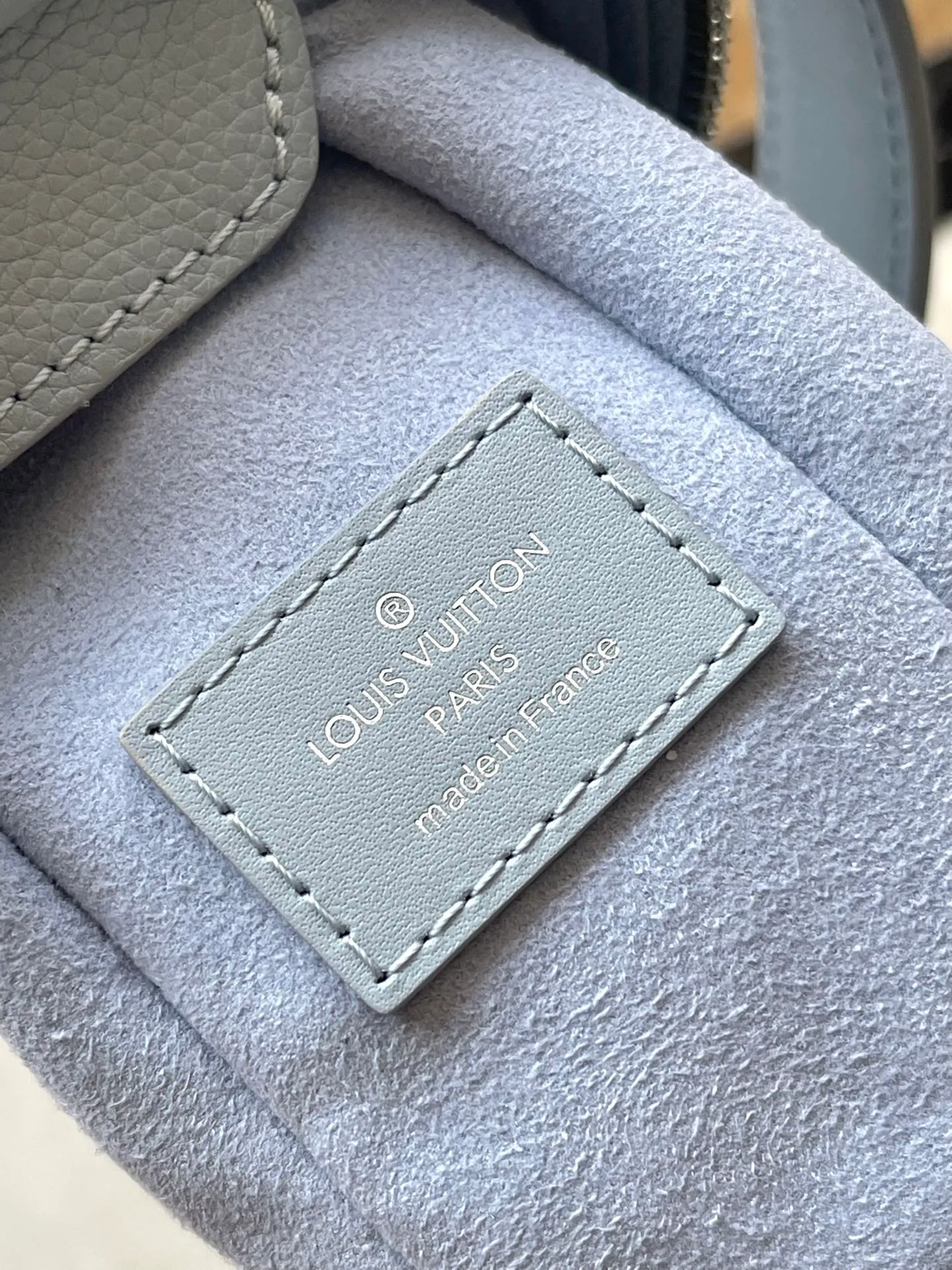 💰1360 (top layer leather) top original order M25067 blue. Support counter inspection. Photos taken of duty-free goods are consistent with the product without unpacking. This product is an exclusive duty-free product in the market and is the highest-end product. Inspection is supported. This product has passed strict inspection and is flawless. Please wear gloves when touching the product. This product is not returnable or exchangeable. Please confirm the product first and then remove the label on the handle. This product is temporarily not open to the public, only regular customers, and is in short supply. Dimensions: 12.5 x 18 x 8 cm