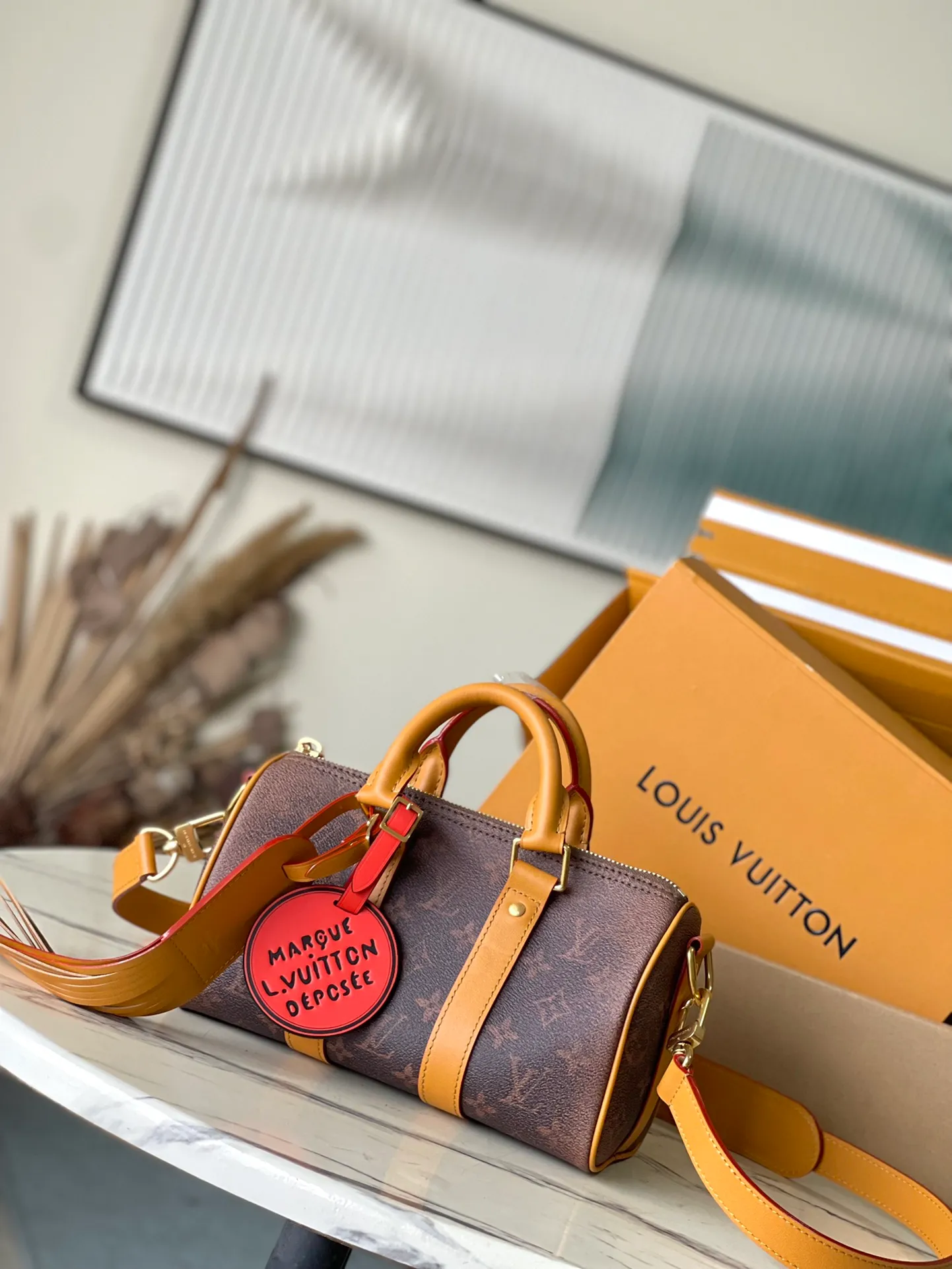 💰1100 Top Original M11542 This Keepall Bandouliere 25 handbag draws western inspiration and uses Pharrell Wiliams’ new Monogram Dust canvas to present a faded effect Monogram pattern. The top handle, detachable shoulder strap and reinforced side straps are all made from distressed cowhide leather and are compactly constructed to hold a cell phone, wallet and other small items. Dimensions: 25 × 15 × 11 cm