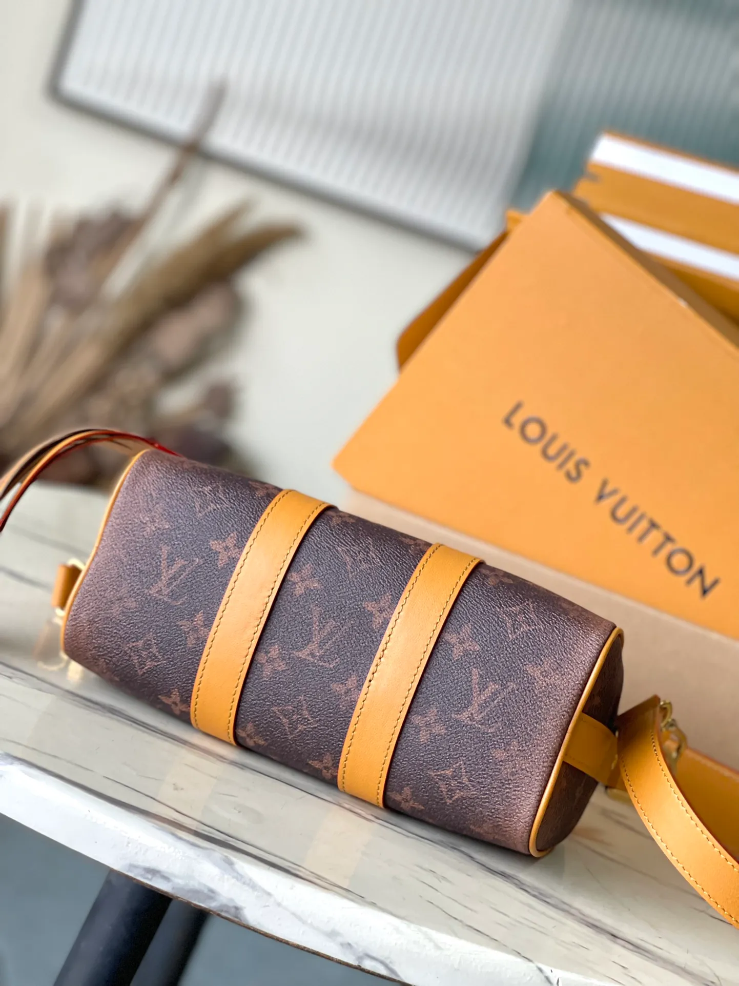 💰1100 Top Original M11542 This Keepall Bandouliere 25 handbag draws western inspiration and uses Pharrell Wiliams’ new Monogram Dust canvas to present a faded effect Monogram pattern. The top handle, detachable shoulder strap and reinforced side straps are all made from distressed cowhide leather and are compactly constructed to hold a cell phone, wallet and other small items. Dimensions: 25 × 15 × 11 cm