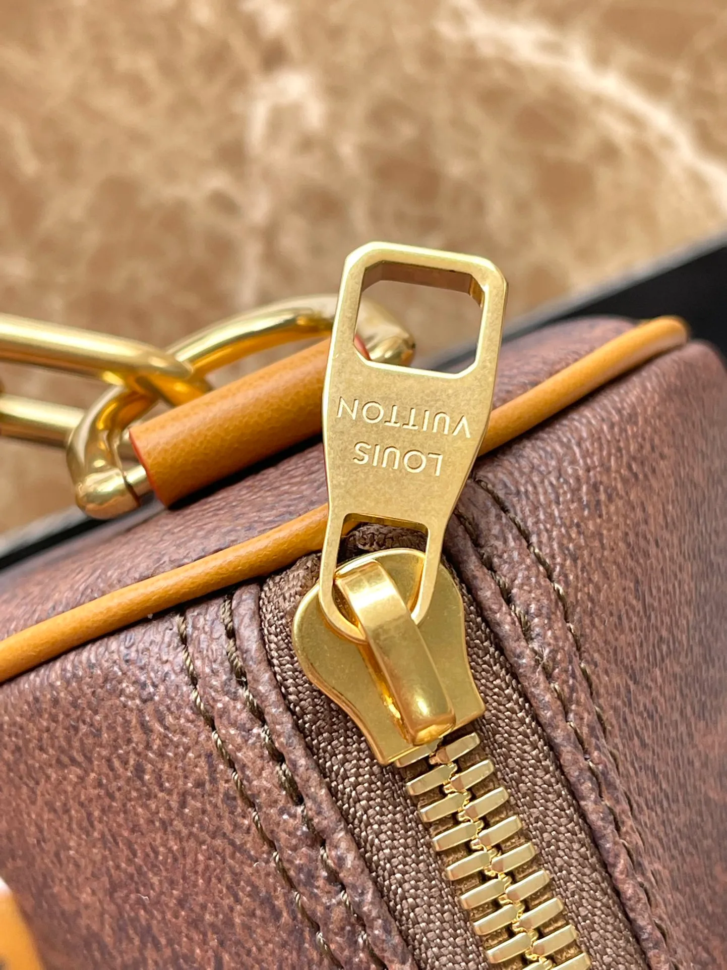 💰1100 Top Original M11542 This Keepall Bandouliere 25 handbag draws western inspiration and uses Pharrell Wiliams’ new Monogram Dust canvas to present a faded effect Monogram pattern. The top handle, detachable shoulder strap and reinforced side straps are all made from distressed cowhide leather and are compactly constructed to hold a cell phone, wallet and other small items. Dimensions: 25 × 15 × 11 cm