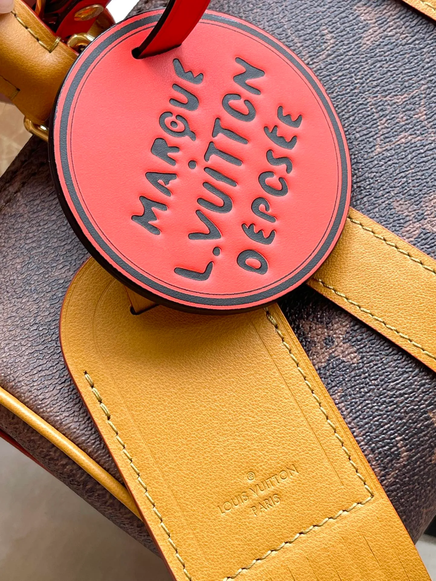 💰1100 Top Original M11542 This Keepall Bandouliere 25 handbag draws western inspiration and uses Pharrell Wiliams’ new Monogram Dust canvas to present a faded effect Monogram pattern. The top handle, detachable shoulder strap and reinforced side straps are all made from distressed cowhide leather and are compactly constructed to hold a cell phone, wallet and other small items. Dimensions: 25 × 15 × 11 cm