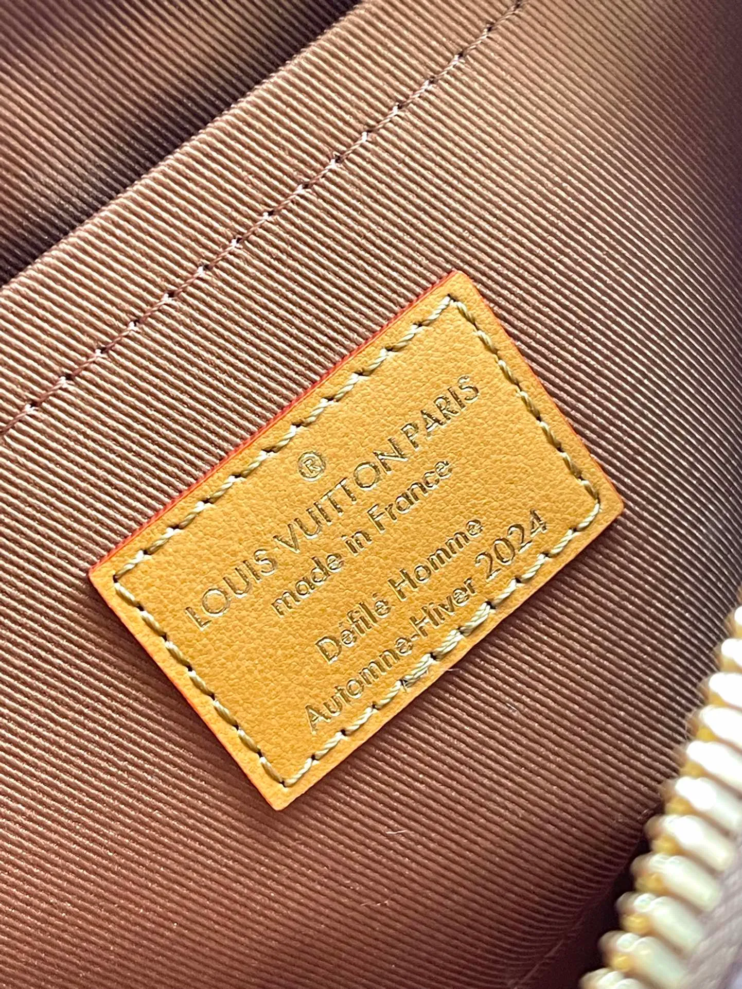 💰1100 Top Original M11542 This Keepall Bandouliere 25 handbag draws western inspiration and uses Pharrell Wiliams’ new Monogram Dust canvas to present a faded effect Monogram pattern. The top handle, detachable shoulder strap and reinforced side straps are all made from distressed cowhide leather and are compactly constructed to hold a cell phone, wallet and other small items. Dimensions: 25 × 15 × 11 cm