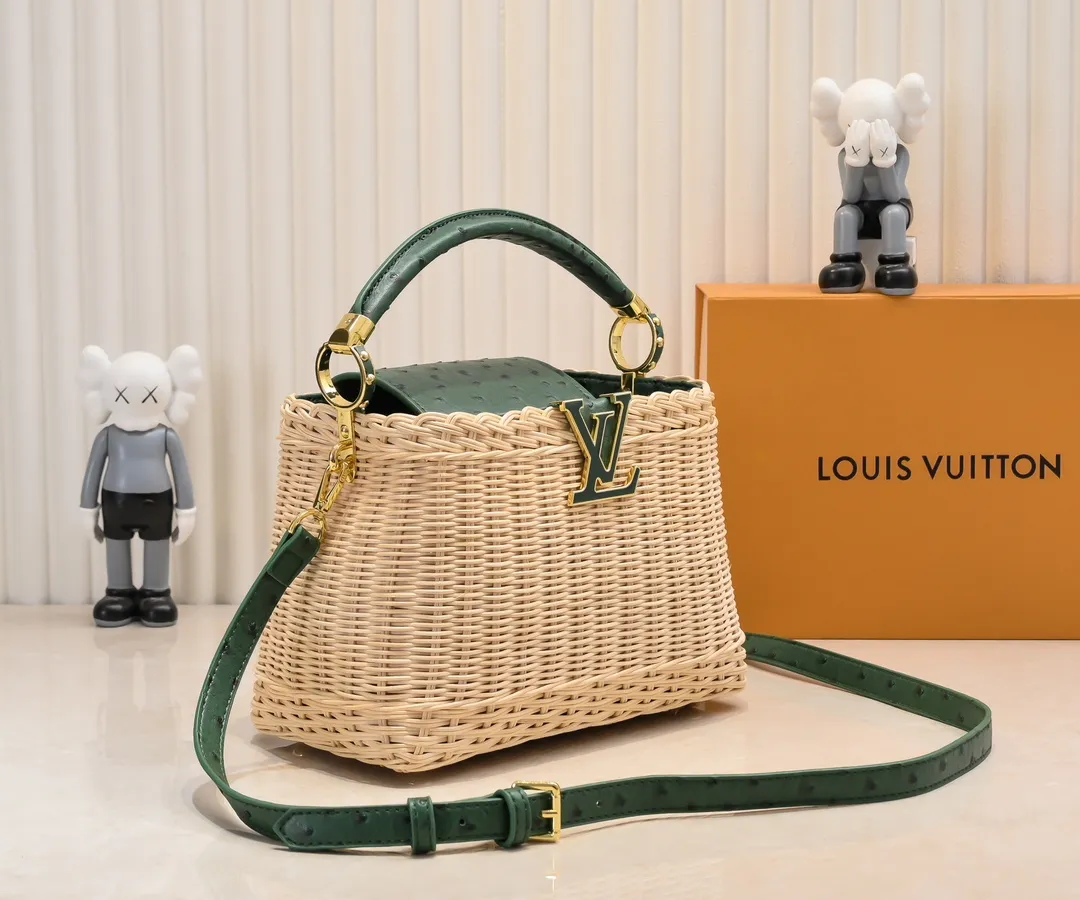The upgraded version of P680 M11618 ostrich pattern Capucines BB handbag has a unique rattan weaving structure, paying tribute to the Louis Vuitton picnic box design that came out in 1892. The cow leather shapes the top handle and flap, the LV letters reveal a metallic texture, and the detachable and adjustable leather shoulder strap makes it easy to carry on the shoulder. The gift box packaging provided with this product may be reasonably adjusted depending on the stock situation, and may be different from the packaging style displayed on this product page. Please refer to the actual gift box packaging style received for details. Size:27×17.3×9cm