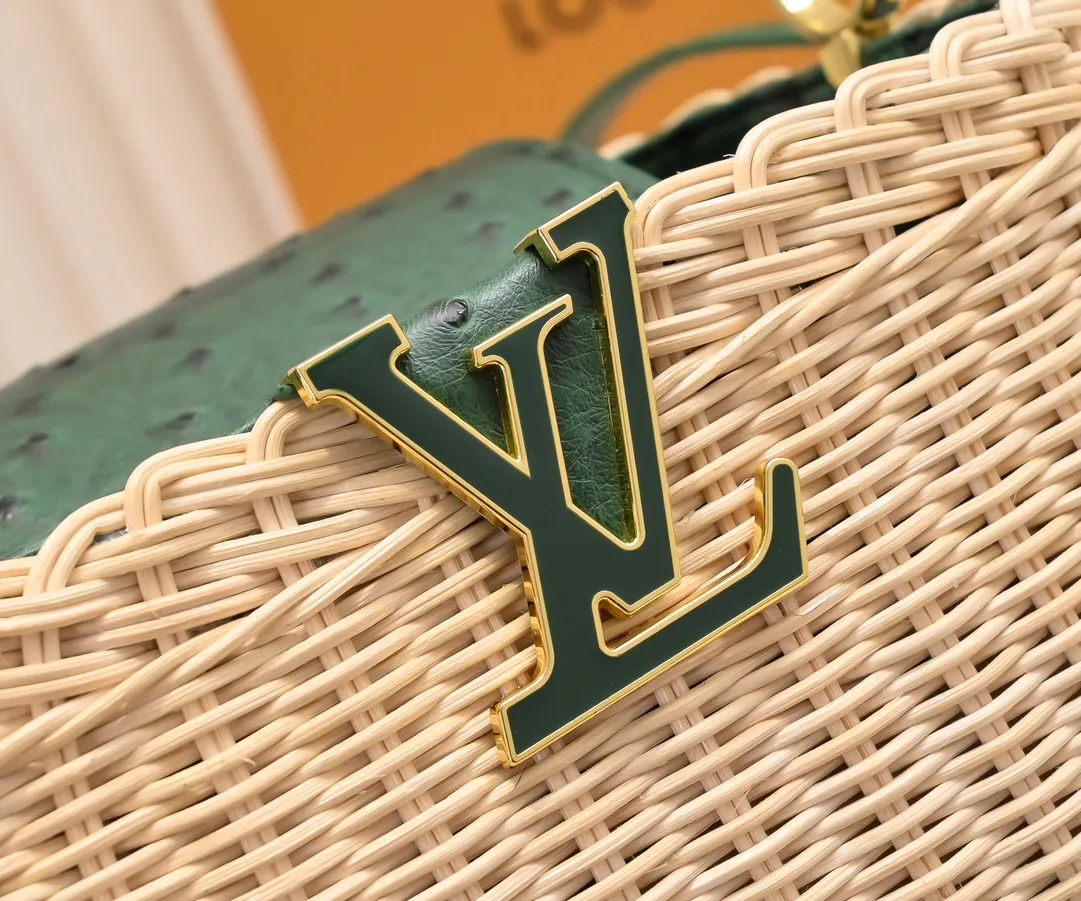 The upgraded version of P680 M11618 ostrich pattern Capucines BB handbag has a unique rattan weaving structure, paying tribute to the Louis Vuitton picnic box design that came out in 1892. The cow leather shapes the top handle and flap, the LV letters reveal a metallic texture, and the detachable and adjustable leather shoulder strap makes it easy to carry on the shoulder. The gift box packaging provided with this product may be reasonably adjusted depending on the stock situation, and may be different from the packaging style displayed on this product page. Please refer to the actual gift box packaging style received for details. Size:27×17.3×9cm