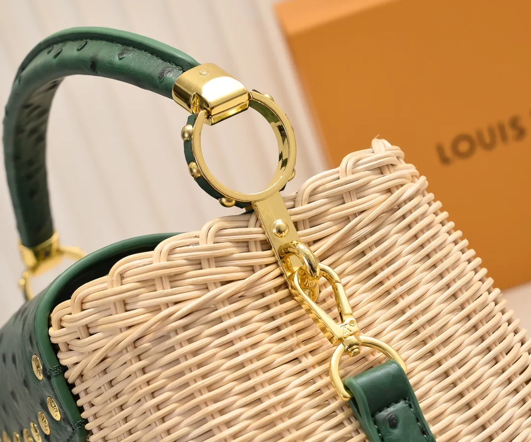 The upgraded version of P680 M11618 ostrich pattern Capucines BB handbag has a unique rattan weaving structure, paying tribute to the Louis Vuitton picnic box design that came out in 1892. The cow leather shapes the top handle and flap, the LV letters reveal a metallic texture, and the detachable and adjustable leather shoulder strap makes it easy to carry on the shoulder. The gift box packaging provided with this product may be reasonably adjusted depending on the stock situation, and may be different from the packaging style displayed on this product page. Please refer to the actual gift box packaging style received for details. Size:27×17.3×9cm