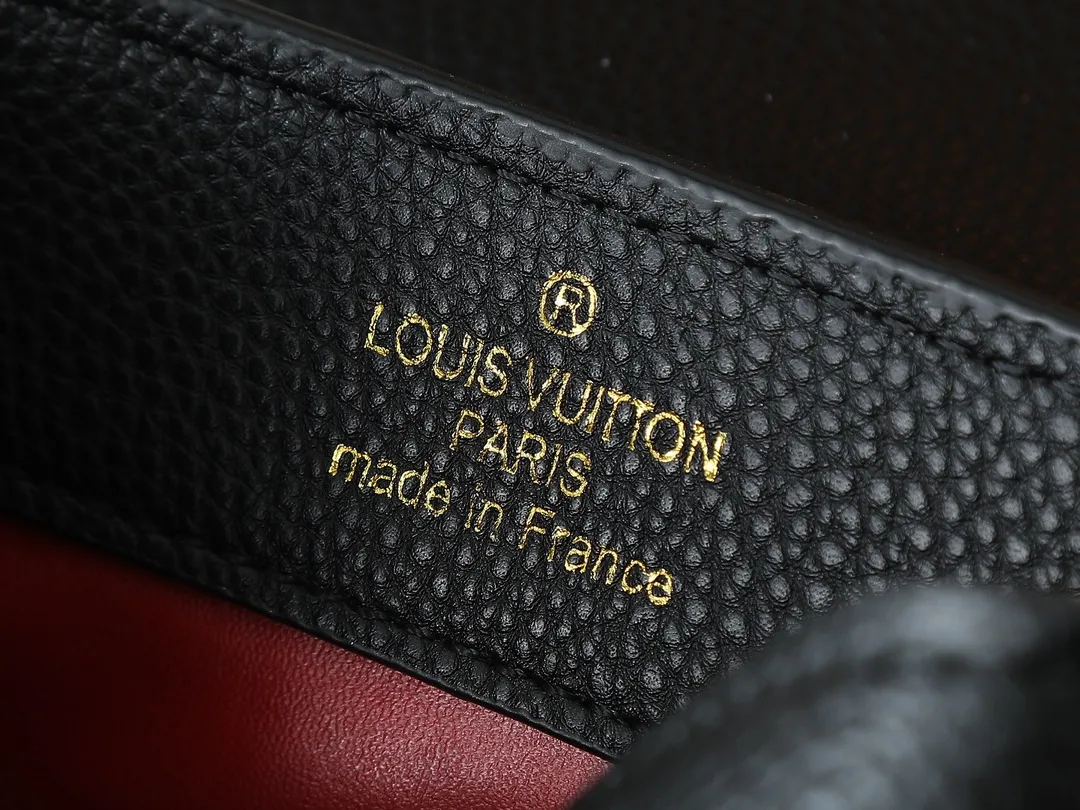 💰380💰Guangzhou goods Upgraded original M12935 M12936 M12937 M12938 This Capucines mini handbag is from the Capucines Chain On You series. It is made of soft Taurillon cow leather and has ample space to store daily necessities such as short wallets, keys, and lipstick. The jewelry-style double-plated chain features Monogram floral details that complement the rounded LV letters, and the flap can be tucked in or out. Dimensions: 21.0 x 14.0 x 8.0 cm (length x height x width)