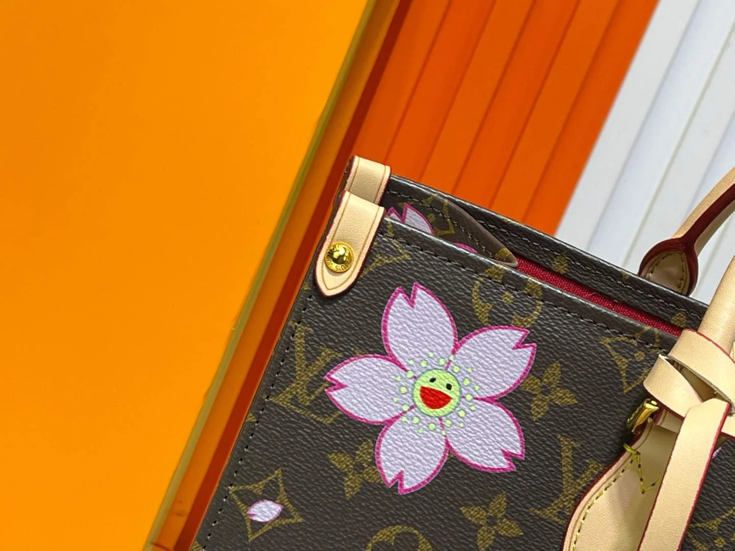 Batch 280💰M45039 M13668!🔥Lv&Takashi Murakami Sakura🌸OnTheGo new version The legendary ONTHEGO handbag: always able to meet your various needs for handbags. It has a large capacity but is not bulky. It is stiff and soft to the touch, making it suitable for home and travel. Tighten the side ties and it instantly transforms into a stylish urban handbag. Loosen the straps and it transforms into a chic and practical handbag. The slender leather handle can be carried over the shoulder or between the arms. The model shown here is made of Damier Azur canvas. Size: 35x27x14cm