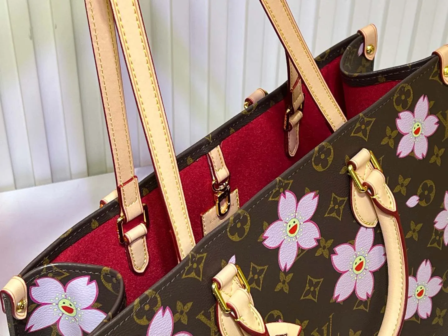 Batch 280💰M45039 M13668!🔥Lv&Takashi Murakami Sakura🌸OnTheGo new version The legendary ONTHEGO handbag: always able to meet your various needs for handbags. It has a large capacity but is not bulky. It is stiff and soft to the touch, making it suitable for home and travel. Tighten the side ties and it instantly transforms into a stylish urban handbag. Loosen the straps and it transforms into a chic and practical handbag. The slender leather handle can be carried over the shoulder or between the arms. The model shown here is made of Damier Azur canvas. Size: 35x27x14cm