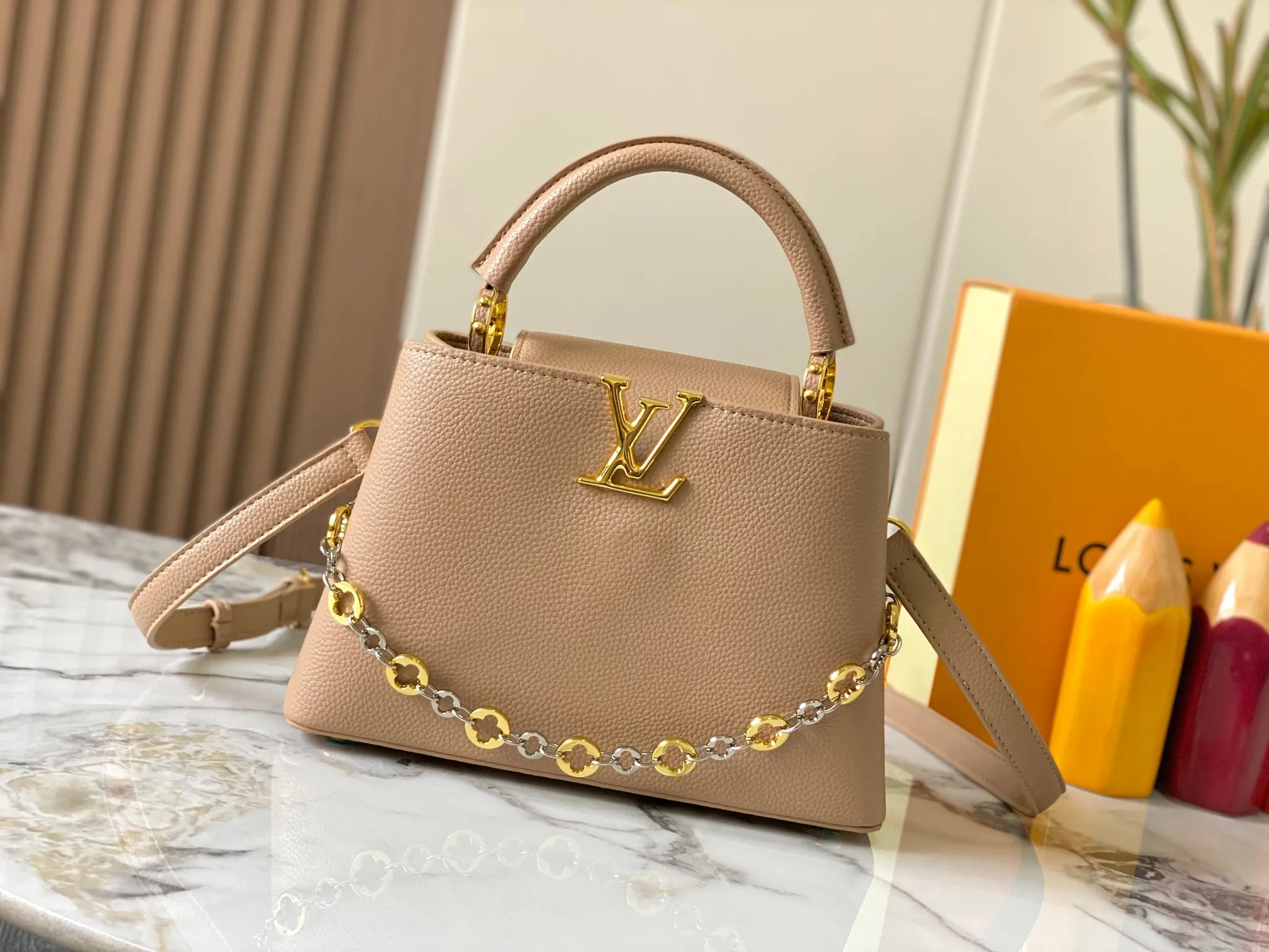 Top original P460 Guangzhou product 🇫🇷M12936 This CapucinesBB handbag is made of flexible Taurillon cow leather, with jewelry-style double-plated chains and Monogram floral elements to highlight the identity of the ChainOnYou series. The flip cover can be placed on both the inside and outside. The ample configuration and multiple inner pockets are convenient for storing daily needs. The round LV letters add ingenious details. Size:27×18×9cm