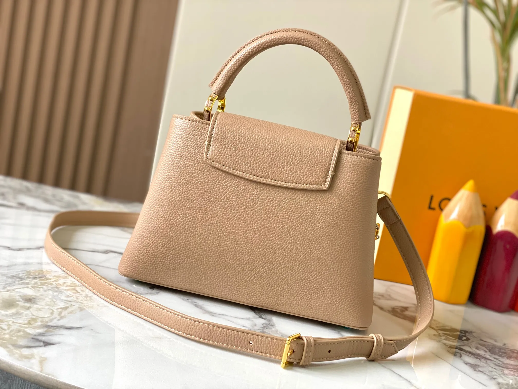 Top original P460 Guangzhou product 🇫🇷M12936 This CapucinesBB handbag is made of flexible Taurillon cow leather, with jewelry-style double-plated chains and Monogram floral elements to highlight the identity of the ChainOnYou series. The flip cover can be placed on both the inside and outside. The ample configuration and multiple inner pockets are convenient for storing daily needs. The round LV letters add ingenious details. Size:27×18×9cm