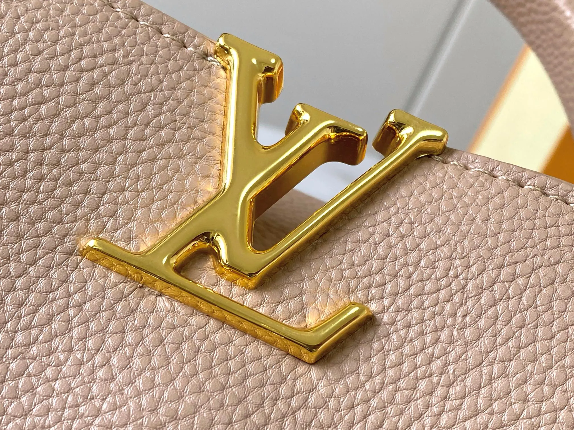 Top original P460 Guangzhou product 🇫🇷M12936 This CapucinesBB handbag is made of flexible Taurillon cow leather, with jewelry-style double-plated chains and Monogram floral elements to highlight the identity of the ChainOnYou series. The flip cover can be placed on both the inside and outside. The ample configuration and multiple inner pockets are convenient for storing daily needs. The round LV letters add ingenious details. Size:27×18×9cm