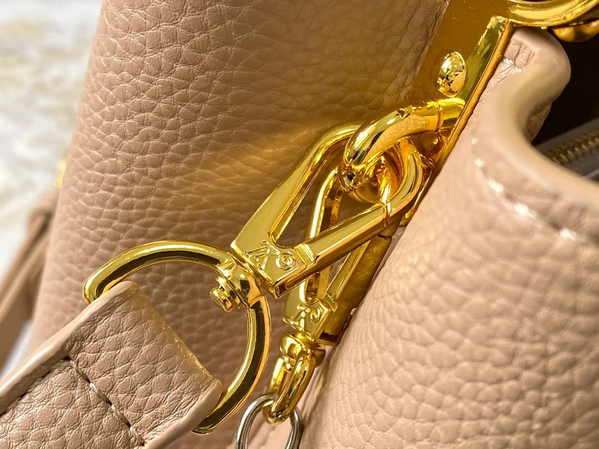 Top original P460 Guangzhou product 🇫🇷M12936 This CapucinesBB handbag is made of flexible Taurillon cow leather, with jewelry-style double-plated chains and Monogram floral elements to highlight the identity of the ChainOnYou series. The flip cover can be placed on both the inside and outside. The ample configuration and multiple inner pockets are convenient for storing daily needs. The round LV letters add ingenious details. Size:27×18×9cm