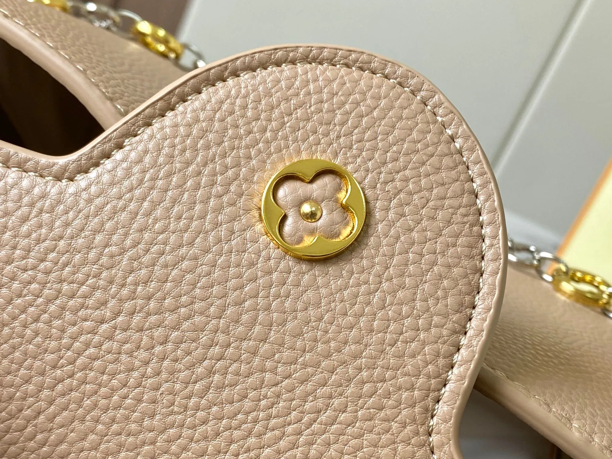 Top original P460 Guangzhou product 🇫🇷M12936 This CapucinesBB handbag is made of flexible Taurillon cow leather, with jewelry-style double-plated chains and Monogram floral elements to highlight the identity of the ChainOnYou series. The flip cover can be placed on both the inside and outside. The ample configuration and multiple inner pockets are convenient for storing daily needs. The round LV letters add ingenious details. Size:27×18×9cm