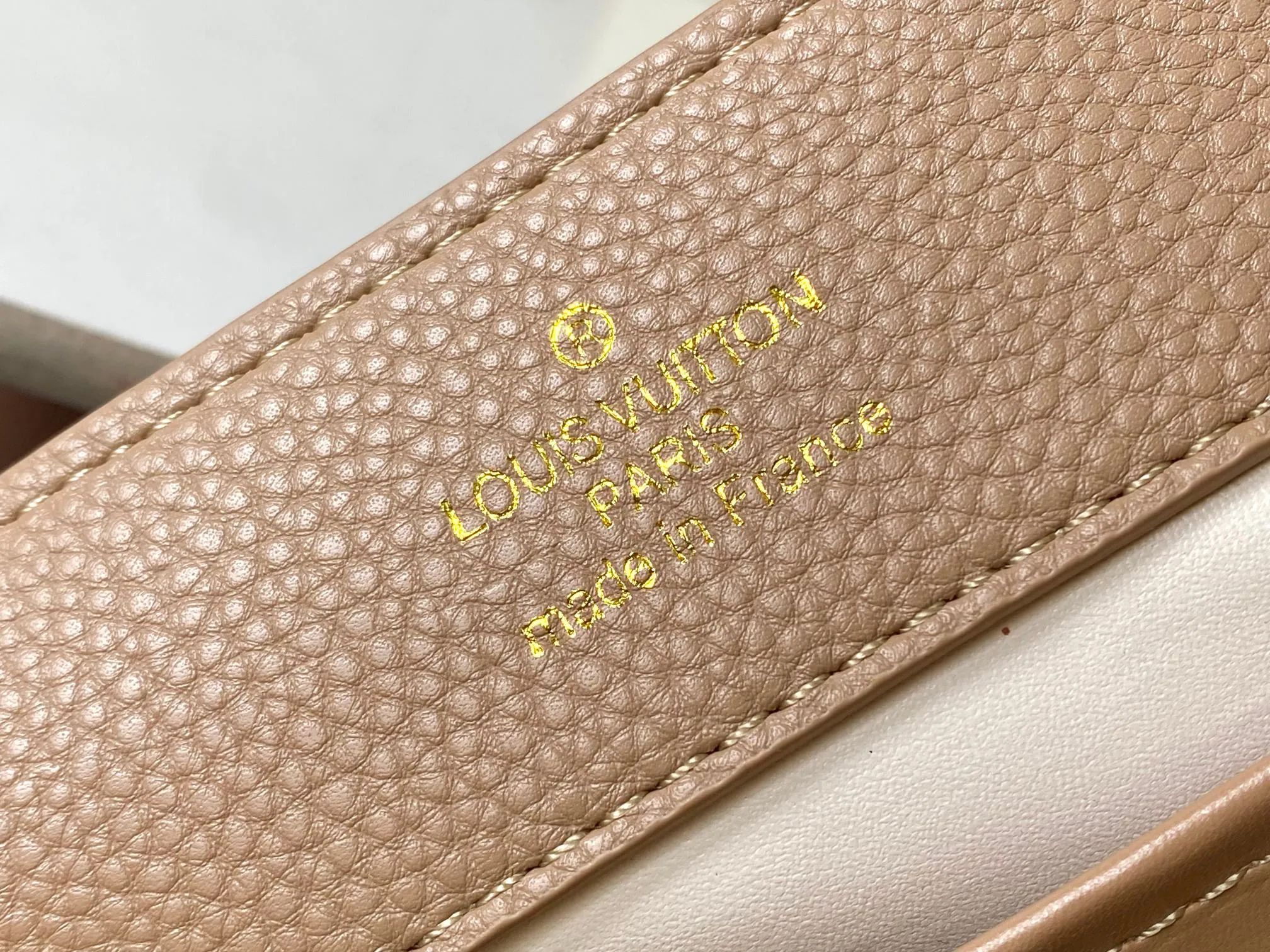 Top original P460 Guangzhou product 🇫🇷M12936 This CapucinesBB handbag is made of flexible Taurillon cow leather, with jewelry-style double-plated chains and Monogram floral elements to highlight the identity of the ChainOnYou series. The flip cover can be placed on both the inside and outside. The ample configuration and multiple inner pockets are convenient for storing daily needs. The round LV letters add ingenious details. Size:27×18×9cm