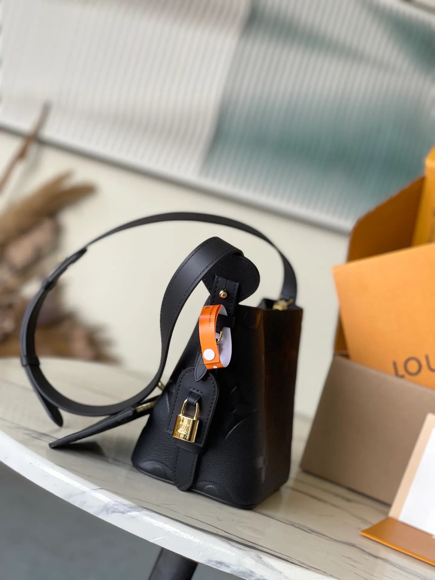 💰980 (top-grain leather) top original order M13480 black. This AlInBB handbag integrates modern design concepts into elegant silhouette and ample space. Monogram Empreinte leather craftsmanship creates a simple bucket bag structure, the iconic nameplate and metal padlock highlight the exquisite details, and the adjustable handle pays homage to the brand's trunk-making heritage. Dimensions: 16 × 18 × 12 cm