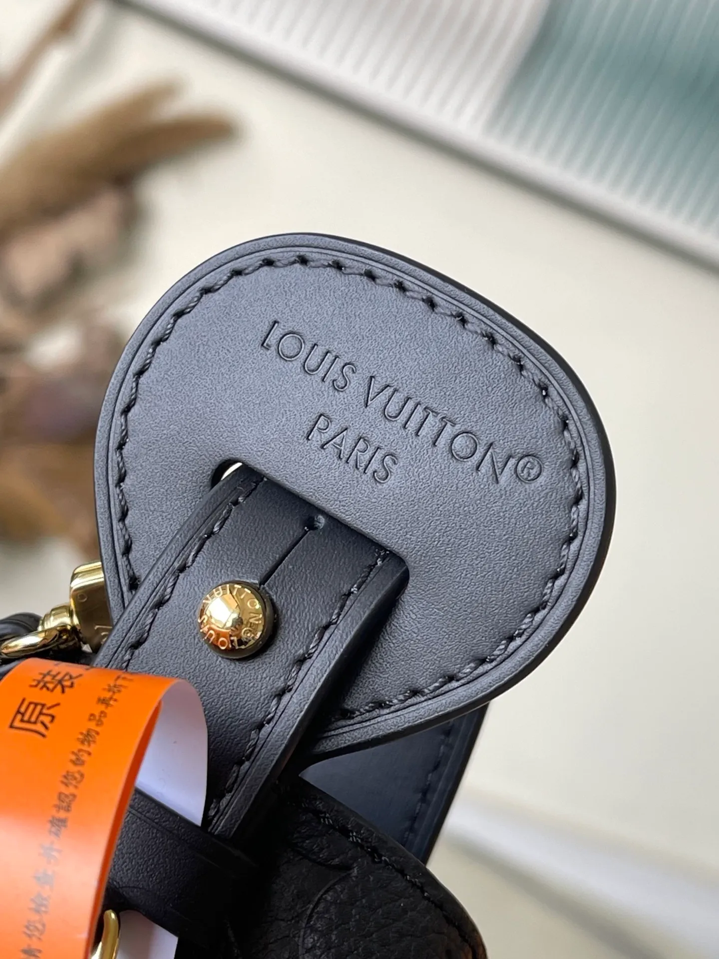 💰980 (top-grain leather) top original order M13480 black. This AlInBB handbag integrates modern design concepts into elegant silhouette and ample space. Monogram Empreinte leather craftsmanship creates a simple bucket bag structure, the iconic nameplate and metal padlock highlight the exquisite details, and the adjustable handle pays homage to the brand's trunk-making heritage. Dimensions: 16 × 18 × 12 cm