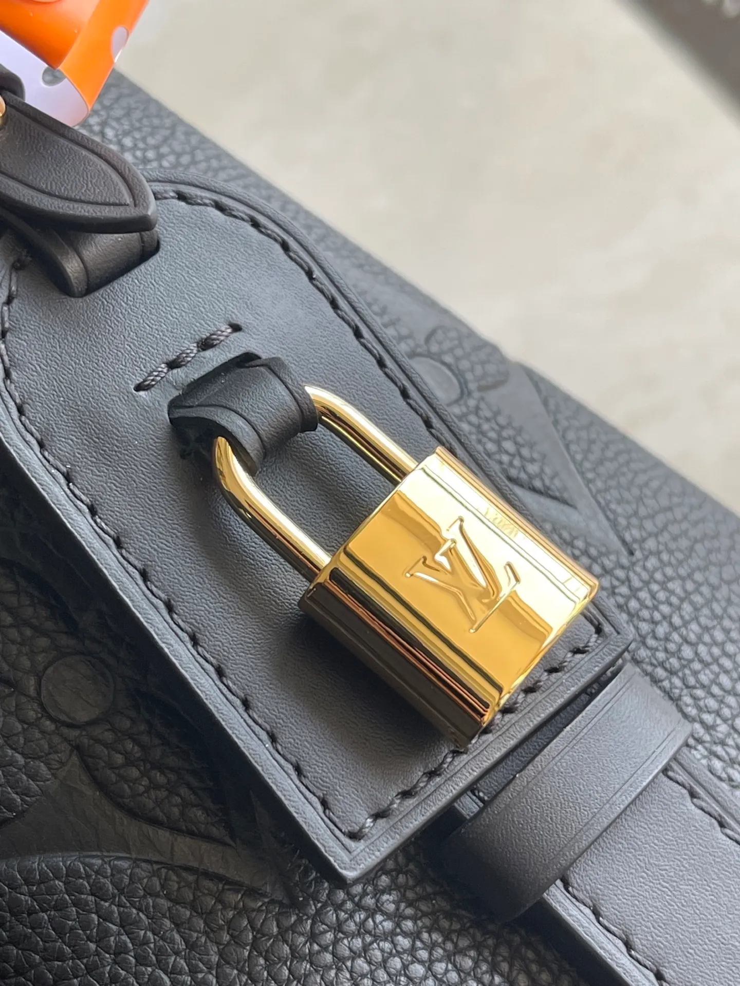 💰980 (top-grain leather) top original order M13480 black. This AlInBB handbag integrates modern design concepts into elegant silhouette and ample space. Monogram Empreinte leather craftsmanship creates a simple bucket bag structure, the iconic nameplate and metal padlock highlight the exquisite details, and the adjustable handle pays homage to the brand's trunk-making heritage. Dimensions: 16 × 18 × 12 cm