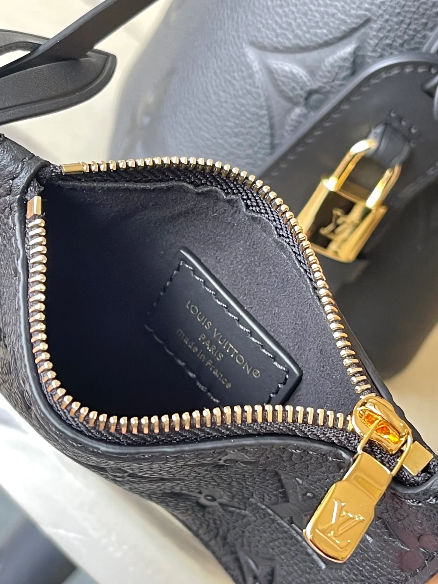 💰980 (top-grain leather) top original order M13480 black. This AlInBB handbag integrates modern design concepts into elegant silhouette and ample space. Monogram Empreinte leather craftsmanship creates a simple bucket bag structure, the iconic nameplate and metal padlock highlight the exquisite details, and the adjustable handle pays homage to the brand's trunk-making heritage. Dimensions: 16 × 18 × 12 cm