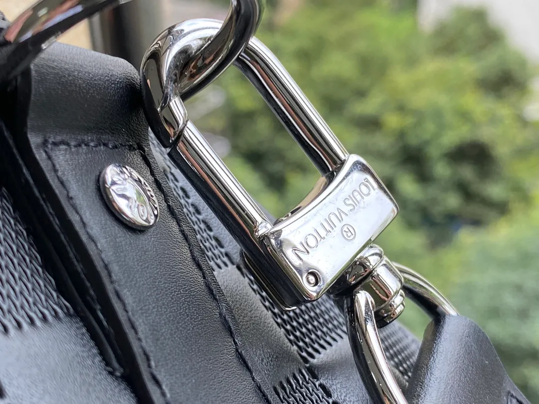 💰1340 (first-grain leather) top original order N41145 This Keepall 45 travel bag with shoulder strap is made of soft Damier Infini leather, inheriting the classic style. Whether worn on the shoulder or carried by hand, its iconic shape will become your stylish travel companion. Dimensions: 45 x 27 x 20 cm