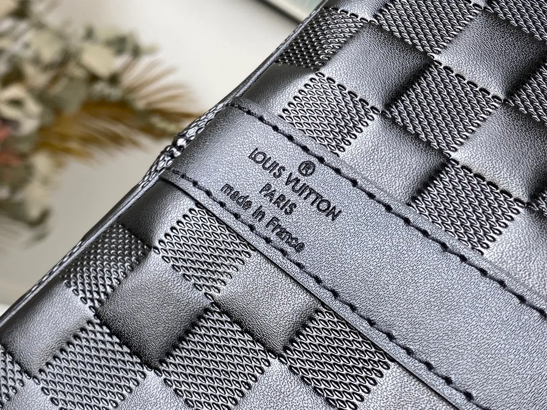 💰1340 (first-grain leather) top original order N41145 This Keepall 45 travel bag with shoulder strap is made of soft Damier Infini leather, inheriting the classic style. Whether worn on the shoulder or carried by hand, its iconic shape will become your stylish travel companion. Dimensions: 45 x 27 x 20 cm