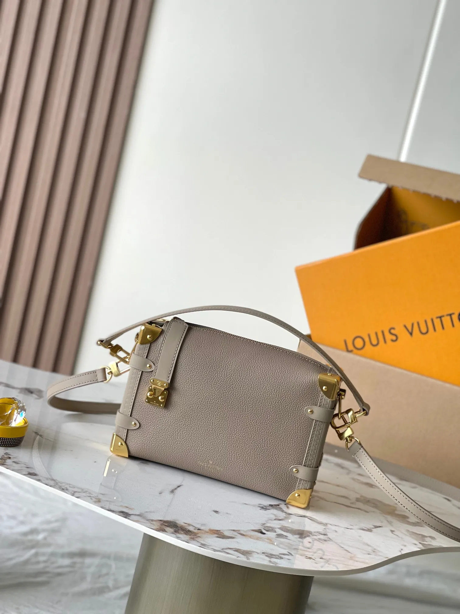 p2300 [Special grade MB163c chip version original leather] This Side Trunk Medium Handbag Model: M25072 Material: Grade A all-steel hardware, imported original cowhide Packaging: Full set of original duty-free MB packaging Dimensions: 21 x 14 x 6 cm