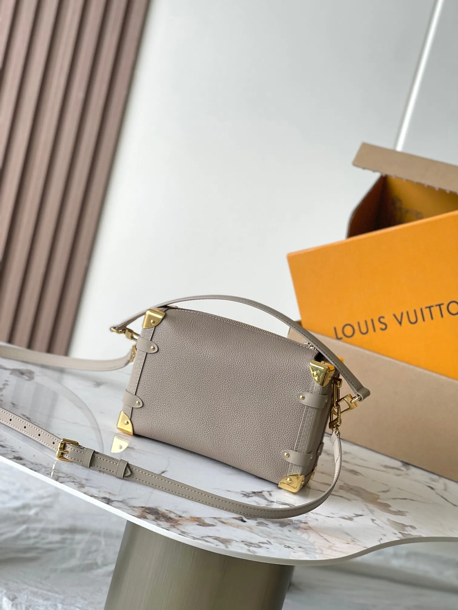 p2300 [Special grade MB163c chip version original leather] This Side Trunk Medium Handbag Model: M25072 Material: Grade A all-steel hardware, imported original cowhide Packaging: Full set of original duty-free MB packaging Dimensions: 21 x 14 x 6 cm