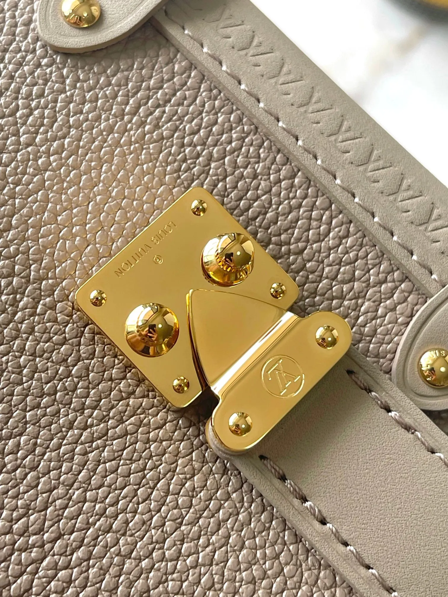 p2300 [Special grade MB163c chip version original leather] This Side Trunk Medium Handbag Model: M25072 Material: Grade A all-steel hardware, imported original cowhide Packaging: Full set of original duty-free MB packaging Dimensions: 21 x 14 x 6 cm
