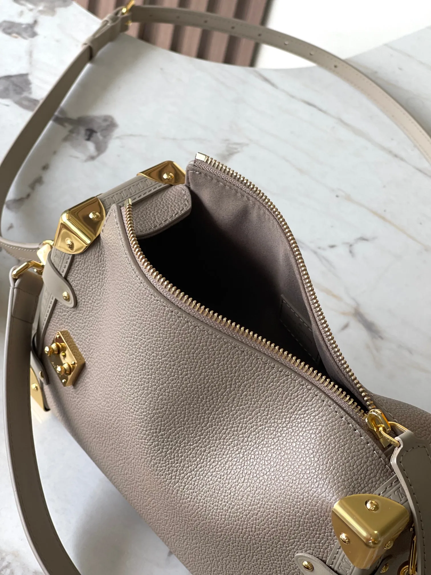 p2300 [Special grade MB163c chip version original leather] This Side Trunk Medium Handbag Model: M25072 Material: Grade A all-steel hardware, imported original cowhide Packaging: Full set of original duty-free MB packaging Dimensions: 21 x 14 x 6 cm