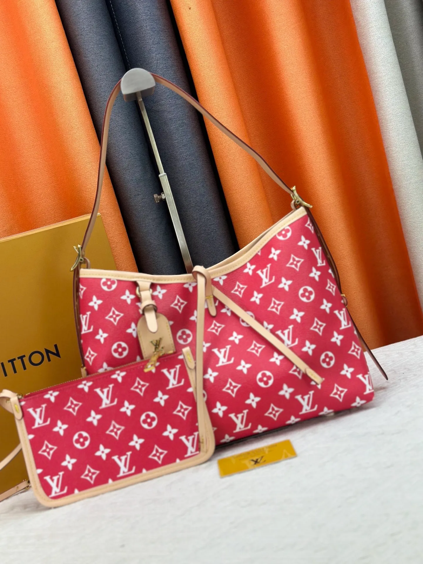 P280 upgraded original M24861 M25143 M46203 M46197 Colorful, legendary CarryAll medium handbag, with Monogram canvas and leather trimming to create a body-fitting design. There's a zipped pocket inside the ample space, and a detachable zipped clutch adds a functional element, with a buckle-adjustable handle. Small size: 29 x 24 x 12 cm,
