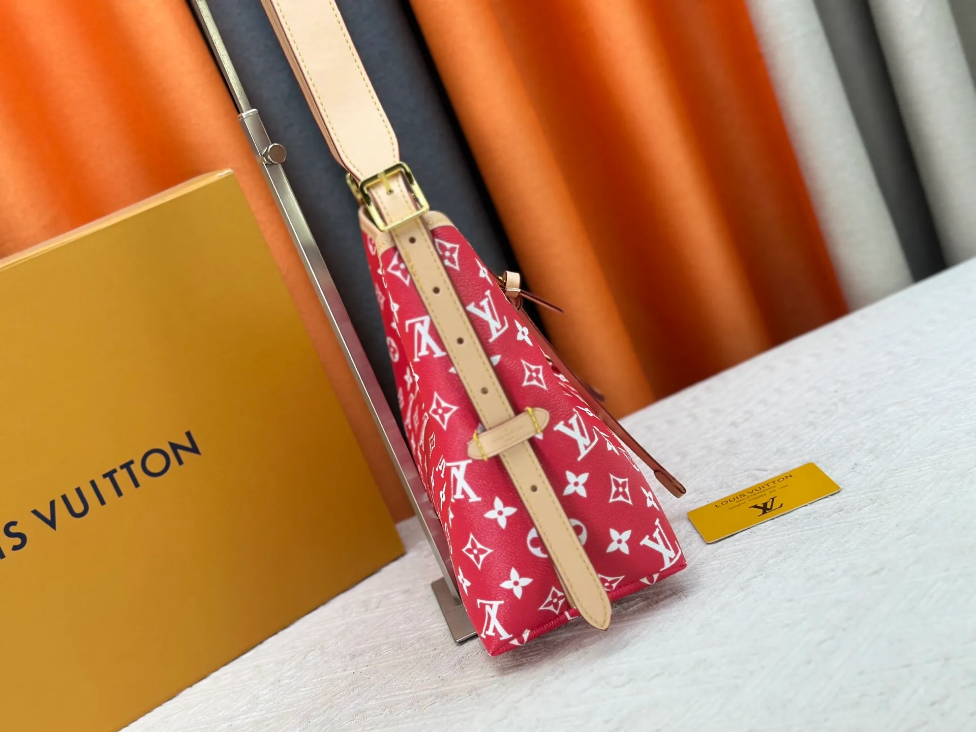 P280 upgraded original M24861 M25143 M46203 M46197 Colorful, legendary CarryAll medium handbag, with Monogram canvas and leather trimming to create a body-fitting design. There's a zipped pocket inside the ample space, and a detachable zipped clutch adds a functional element, with a buckle-adjustable handle. Small size: 29 x 24 x 12 cm,