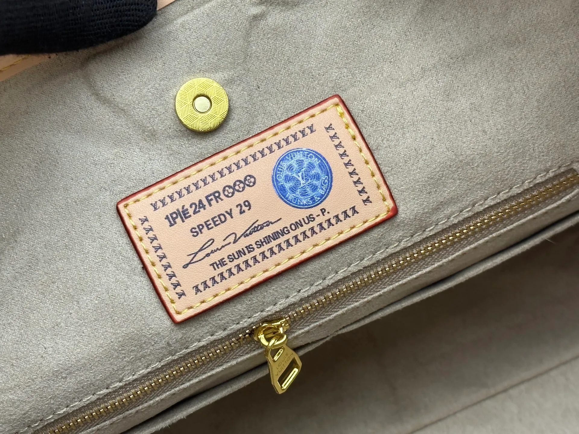 P280 upgraded original M24861 M25143 M46203 M46197 Colorful, legendary CarryAll medium handbag, with Monogram canvas and leather trimming to create a body-fitting design. There's a zipped pocket inside the ample space, and a detachable zipped clutch adds a functional element, with a buckle-adjustable handle. Small size: 29 x 24 x 12 cm,