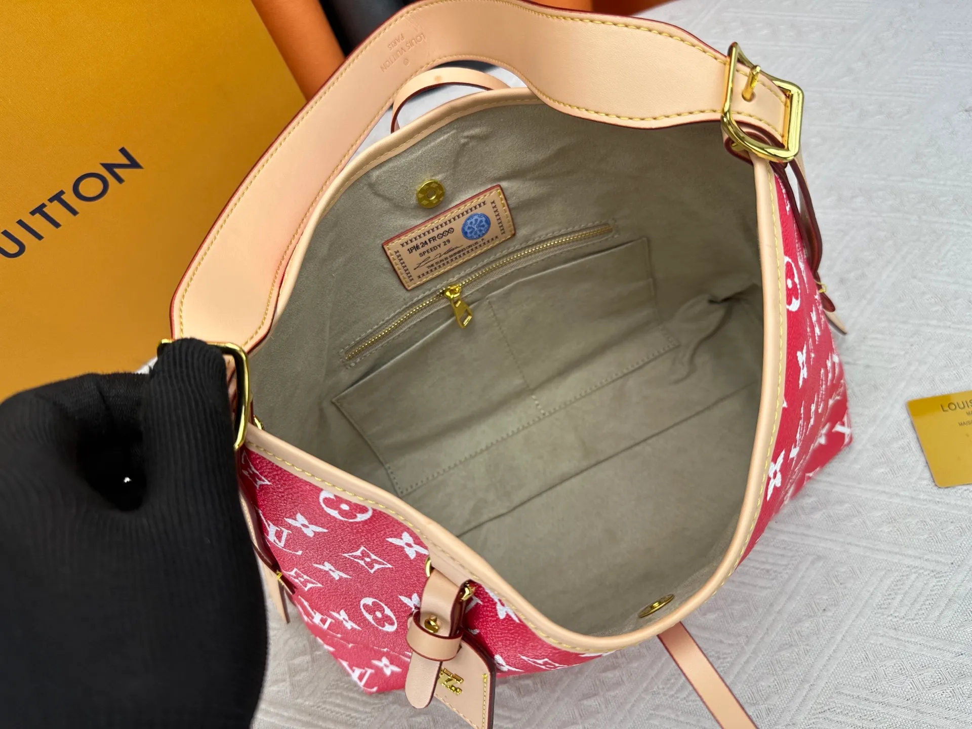P280 upgraded original M24861 M25143 M46203 M46197 Colorful, legendary CarryAll medium handbag, with Monogram canvas and leather trimming to create a body-fitting design. There's a zipped pocket inside the ample space, and a detachable zipped clutch adds a functional element, with a buckle-adjustable handle. Small size: 29 x 24 x 12 cm,