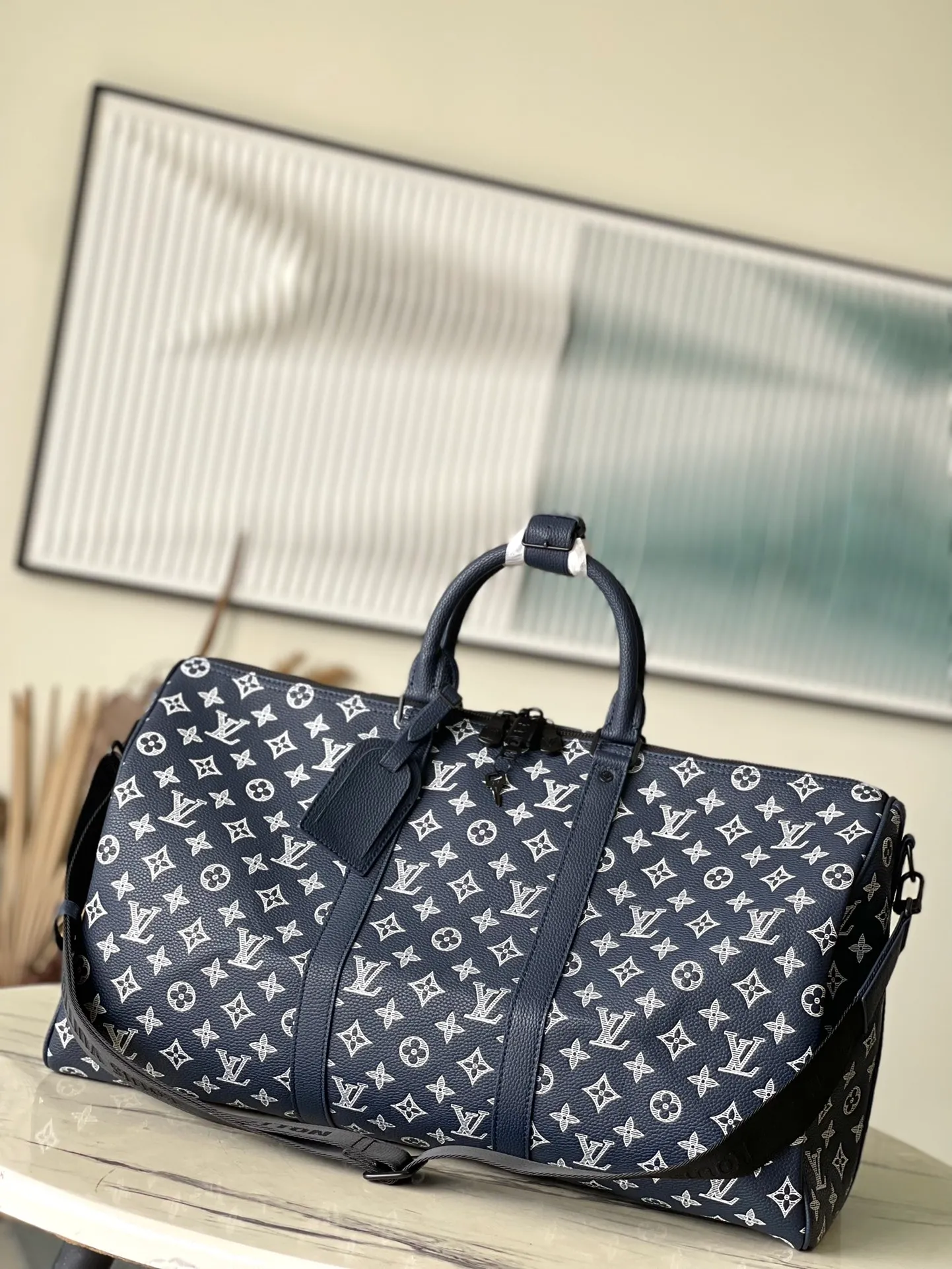 💰1460 (top layer leather) top original order M24953 This Keepall Bandouliere50 travel bag is made of soft Monogram Shadow cow leather, and has been embossed and printed with the Monogram pattern to create a rich visual hierarchy and vitality. The size of your carry-on luggage hides plenty of space. Dimensions: 50 × 29 × 23 cm