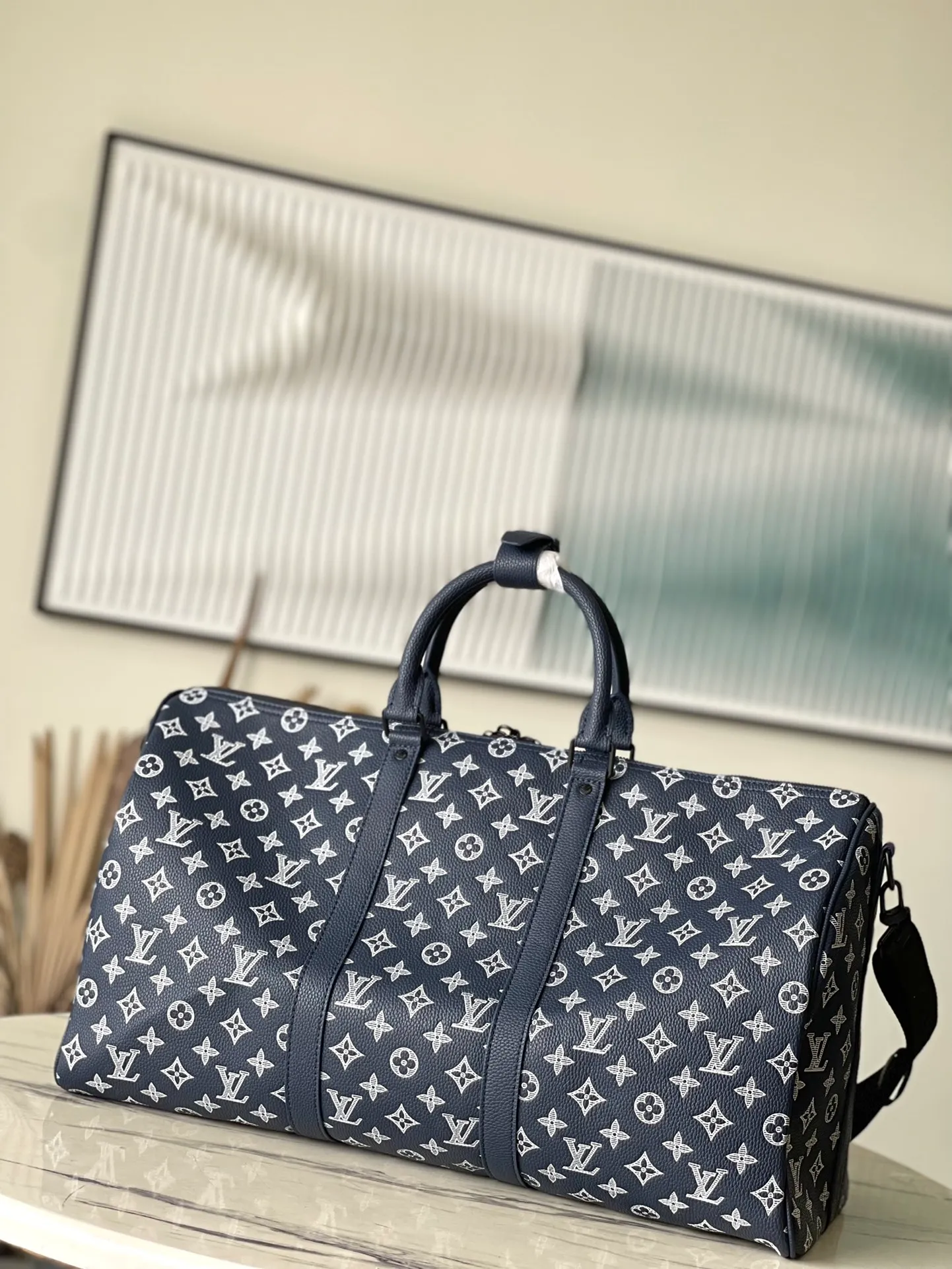 💰1460 (top layer leather) top original order M24953 This Keepall Bandouliere50 travel bag is made of soft Monogram Shadow cow leather, and has been embossed and printed with the Monogram pattern to create a rich visual hierarchy and vitality. The size of your carry-on luggage hides plenty of space. Dimensions: 50 × 29 × 23 cm