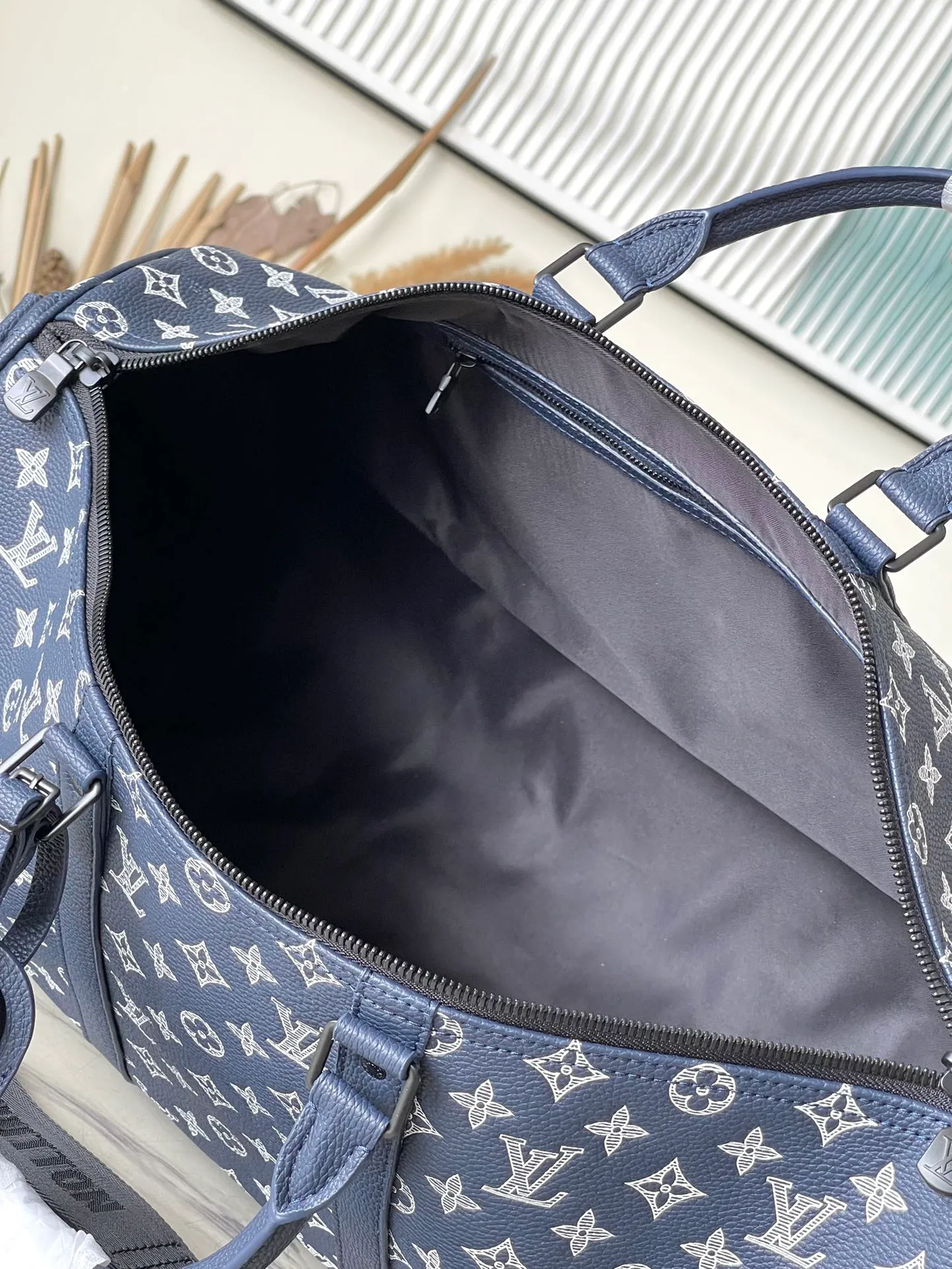 💰1460 (top layer leather) top original order M24953 This Keepall Bandouliere50 travel bag is made of soft Monogram Shadow cow leather, and has been embossed and printed with the Monogram pattern to create a rich visual hierarchy and vitality. The size of your carry-on luggage hides plenty of space. Dimensions: 50 × 29 × 23 cm