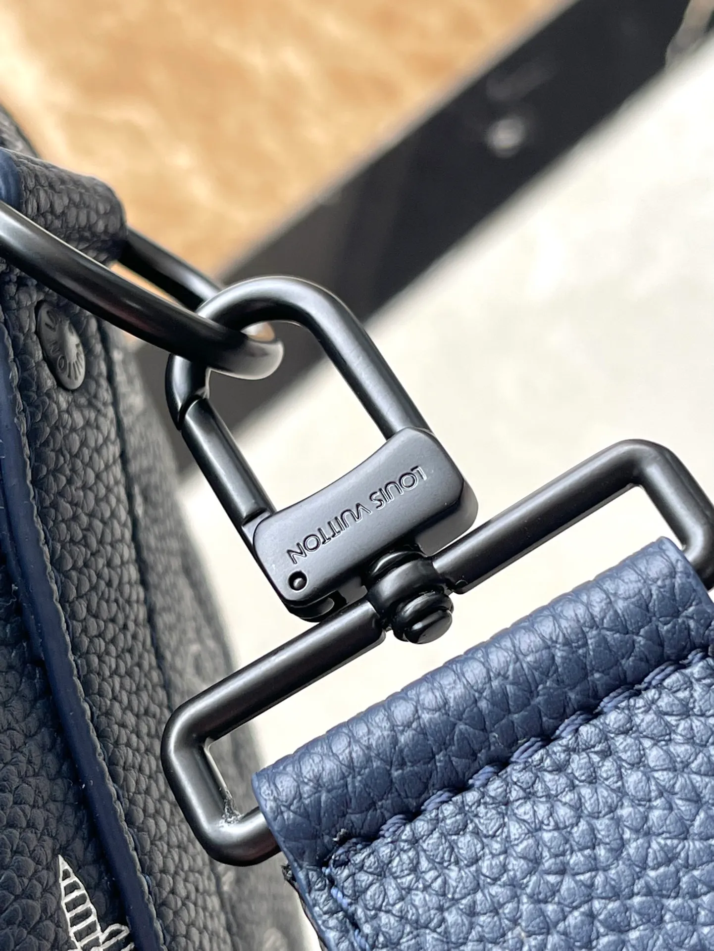 💰1460 (top layer leather) top original order M24953 This Keepall Bandouliere50 travel bag is made of soft Monogram Shadow cow leather, and has been embossed and printed with the Monogram pattern to create a rich visual hierarchy and vitality. The size of your carry-on luggage hides plenty of space. Dimensions: 50 × 29 × 23 cm