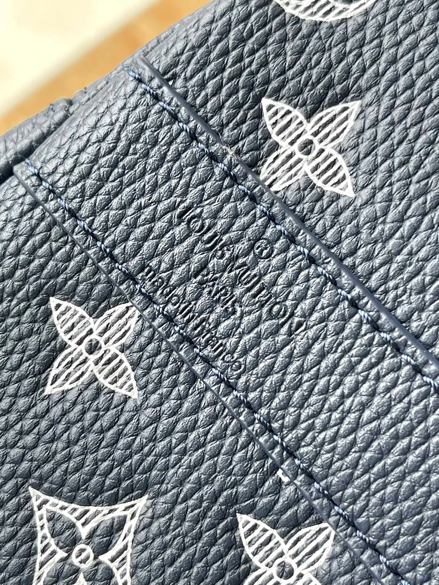 💰1460 (top layer leather) top original order M24953 This Keepall Bandouliere50 travel bag is made of soft Monogram Shadow cow leather, and has been embossed and printed with the Monogram pattern to create a rich visual hierarchy and vitality. The size of your carry-on luggage hides plenty of space. Dimensions: 50 × 29 × 23 cm