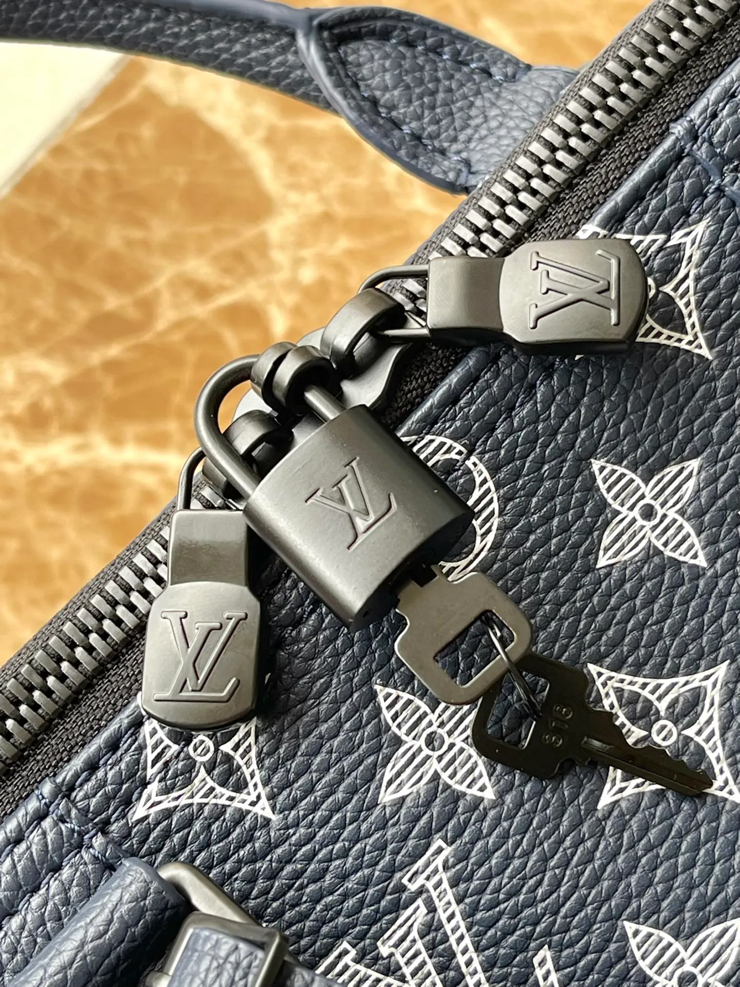 💰1460 (top layer leather) top original order M24953 This Keepall Bandouliere50 travel bag is made of soft Monogram Shadow cow leather, and has been embossed and printed with the Monogram pattern to create a rich visual hierarchy and vitality. The size of your carry-on luggage hides plenty of space. Dimensions: 50 × 29 × 23 cm