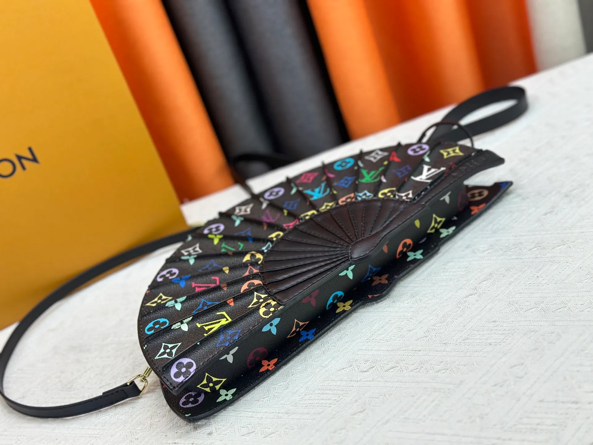 P400 upgrades the original M14804 LV Fan handbag, which is made of Monogram canvas. It debuts on the 2025 spring and summer show with a unique design, making it a collector's choice. The leather is embellished with Monogram floral details and can be carried by hand or on the shoulder.  Dimensions: 𝟑𝟕.𝟎 𝐱 𝟏𝟗.𝟎 𝐱 𝟔.𝟎 cm (Length 𝐱 Height 𝐱 Width)