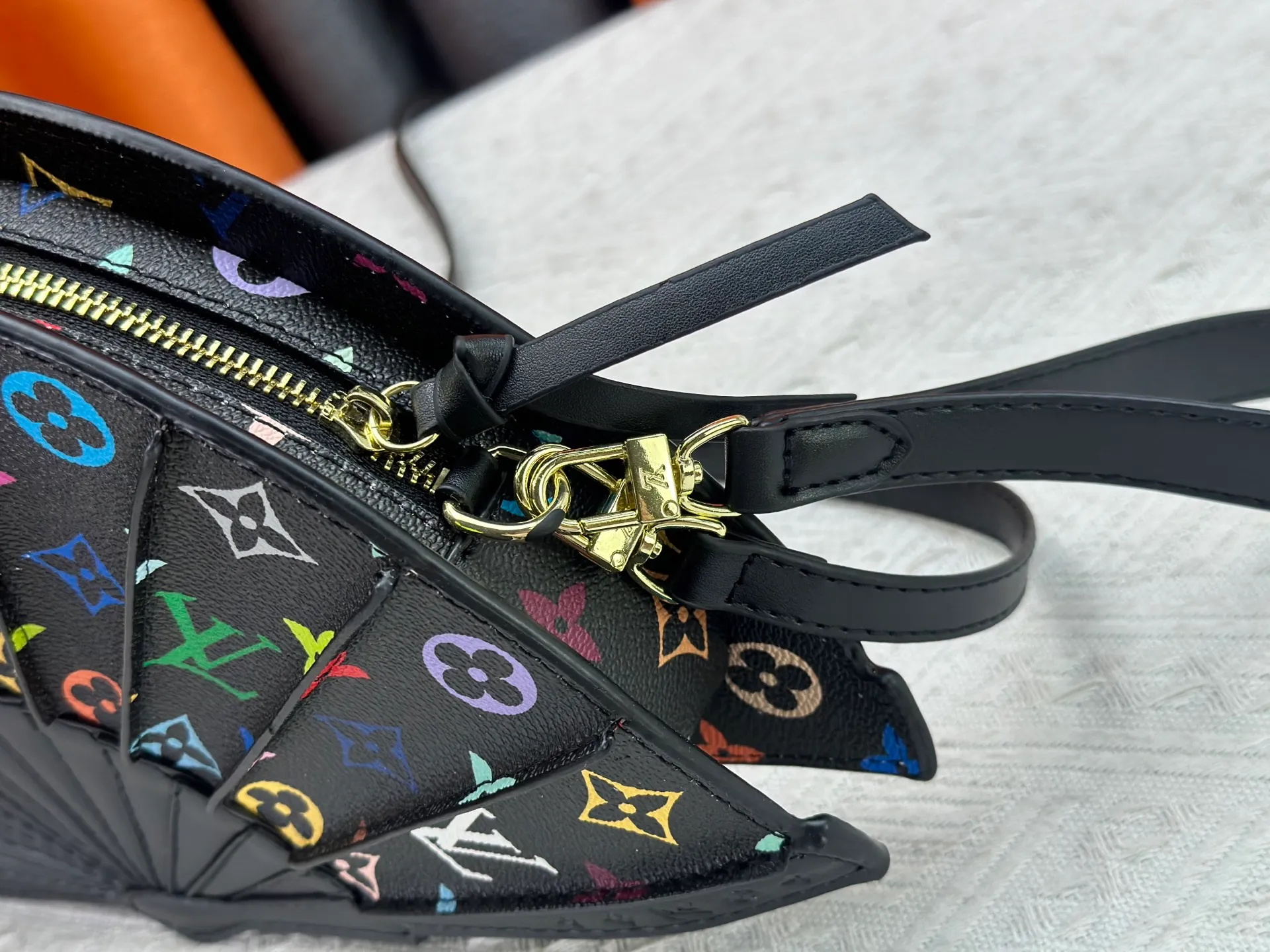 P400 upgrades the original M14804 LV Fan handbag, which is made of Monogram canvas. It debuts on the 2025 spring and summer show with a unique design, making it a collector's choice. The leather is embellished with Monogram floral details and can be carried by hand or on the shoulder.  Dimensions: 𝟑𝟕.𝟎 𝐱 𝟏𝟗.𝟎 𝐱 𝟔.𝟎 cm (Length 𝐱 Height 𝐱 Width)