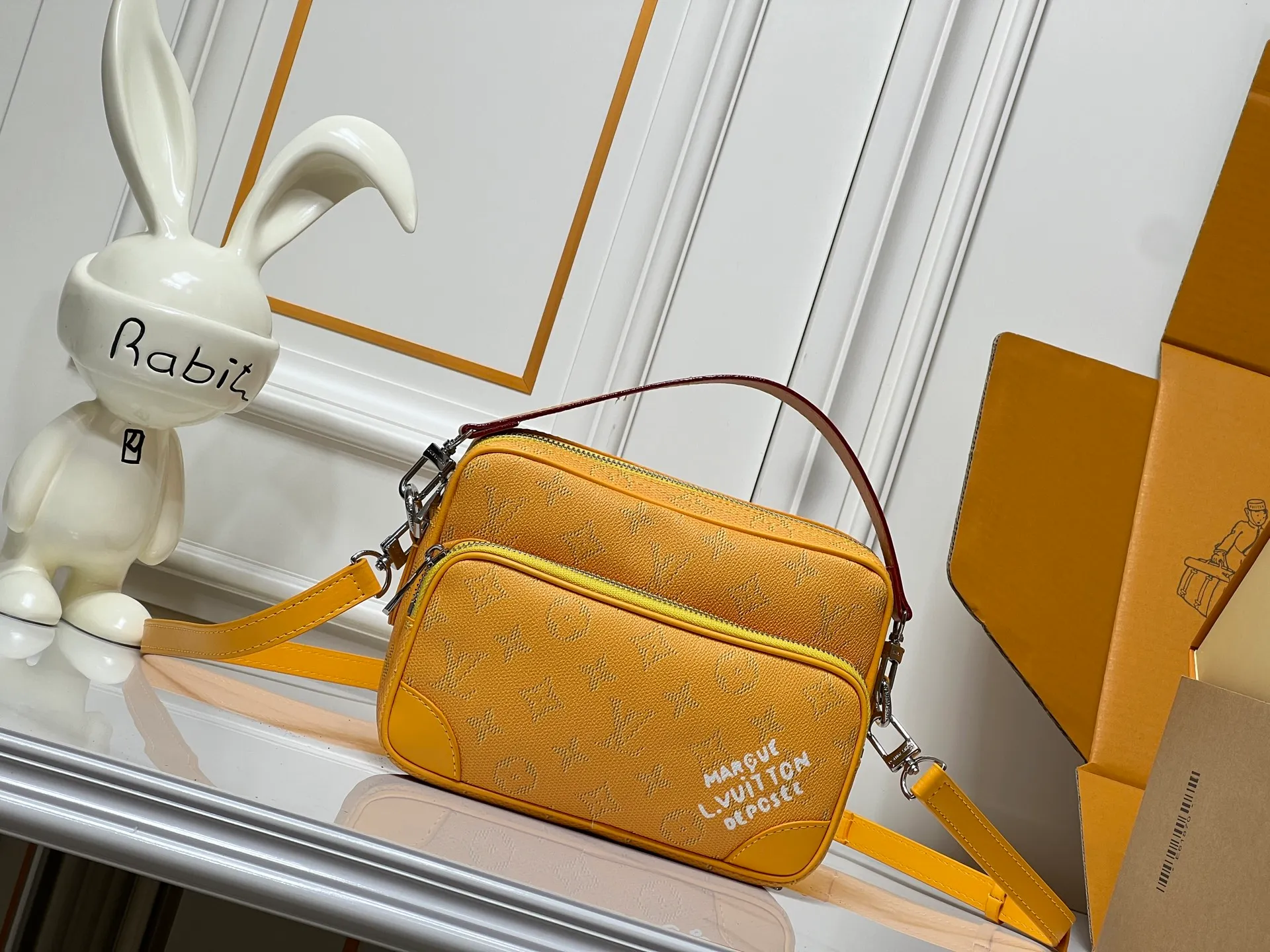 Batch 280💰Upgraded from the original M13987 M14016 M14988 M26068 M15296 M14682 M27232 This Nil handbag shines with the elegant luster of cow leather, and uses beaded rivets to fix the Louis Vuitton Paris patch on the front. The side lock buckle highlights the urban style, and the main compartment zipper pull is embellished with LV lettering. Dimensions: 25.0 x 17.5 x 11.0 cm (length x height x width)