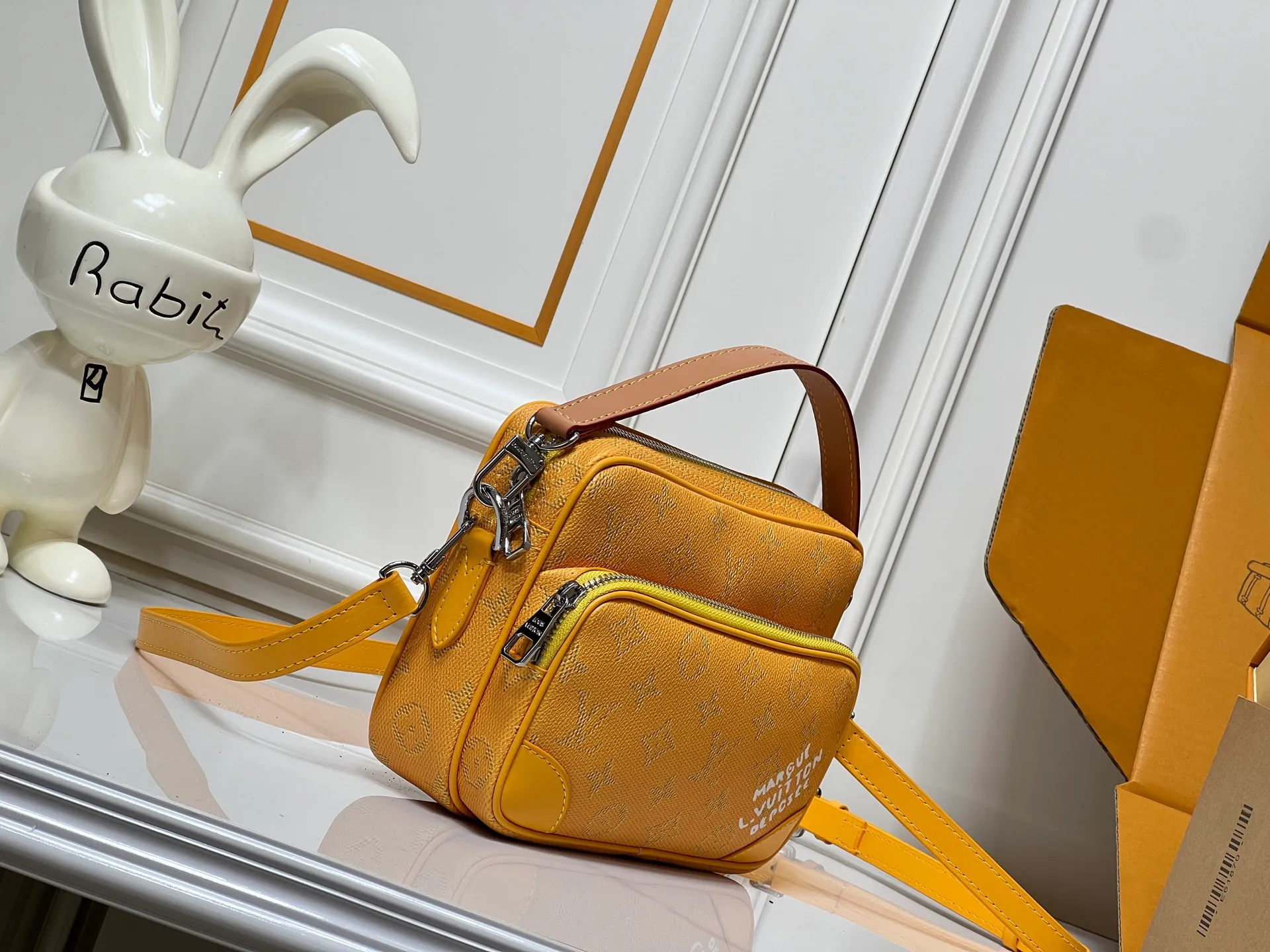 Batch 280💰Upgraded from the original M13987 M14016 M14988 M26068 M15296 M14682 M27232 This Nil handbag shines with the elegant luster of cow leather, and uses beaded rivets to fix the Louis Vuitton Paris patch on the front. The side lock buckle highlights the urban style, and the main compartment zipper pull is embellished with LV lettering. Dimensions: 25.0 x 17.5 x 11.0 cm (length x height x width)