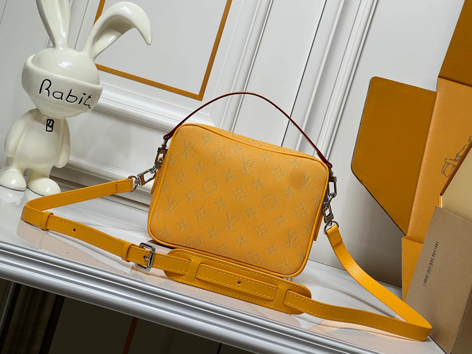 Batch 280💰Upgraded from the original M13987 M14016 M14988 M26068 M15296 M14682 M27232 This Nil handbag shines with the elegant luster of cow leather, and uses beaded rivets to fix the Louis Vuitton Paris patch on the front. The side lock buckle highlights the urban style, and the main compartment zipper pull is embellished with LV lettering. Dimensions: 25.0 x 17.5 x 11.0 cm (length x height x width)