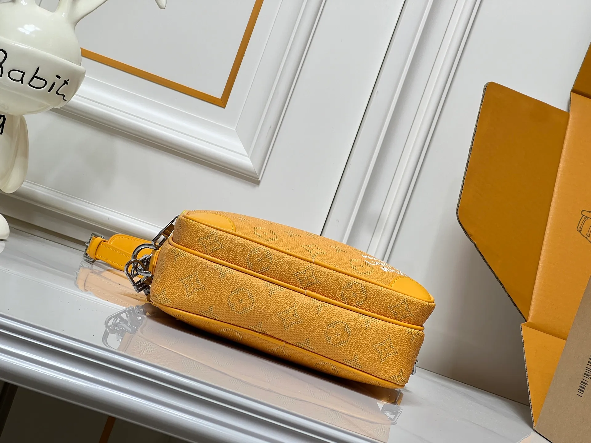 Batch 280💰Upgraded from the original M13987 M14016 M14988 M26068 M15296 M14682 M27232 This Nil handbag shines with the elegant luster of cow leather, and uses beaded rivets to fix the Louis Vuitton Paris patch on the front. The side lock buckle highlights the urban style, and the main compartment zipper pull is embellished with LV lettering. Dimensions: 25.0 x 17.5 x 11.0 cm (length x height x width)