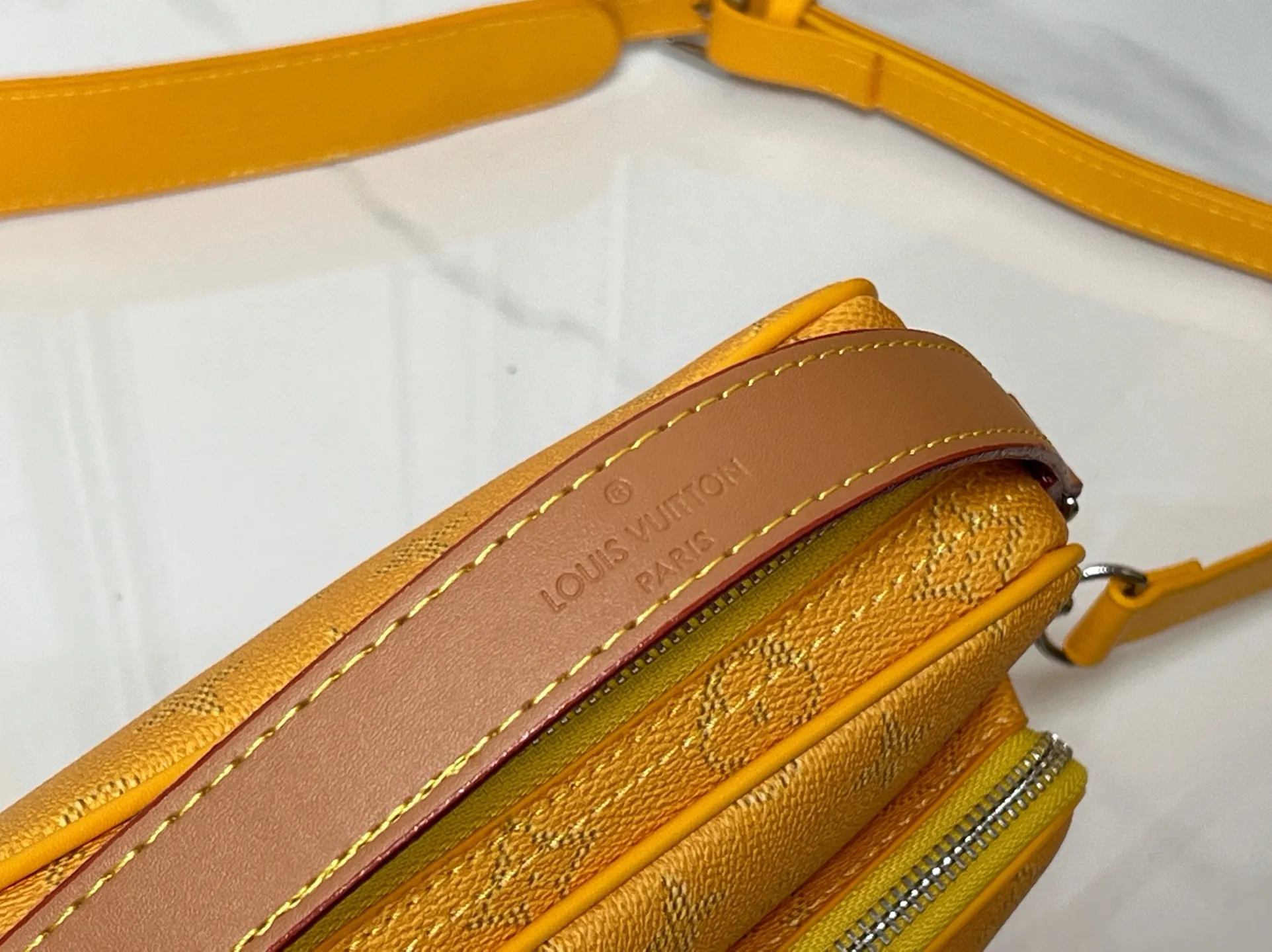Batch 280💰Upgraded from the original M13987 M14016 M14988 M26068 M15296 M14682 M27232 This Nil handbag shines with the elegant luster of cow leather, and uses beaded rivets to fix the Louis Vuitton Paris patch on the front. The side lock buckle highlights the urban style, and the main compartment zipper pull is embellished with LV lettering. Dimensions: 25.0 x 17.5 x 11.0 cm (length x height x width)