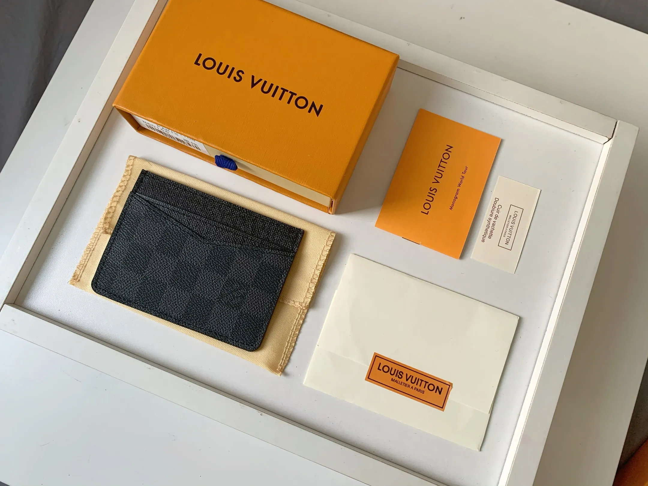 💰80 💎Card Holder Neo Card Holder made of Monogram Macassar canvas is the first choice for carrying important cards. Black leather trim makes the classic Louis Vuitton pattern even more eye-catching. Model: M60166. Size: 7.5*12