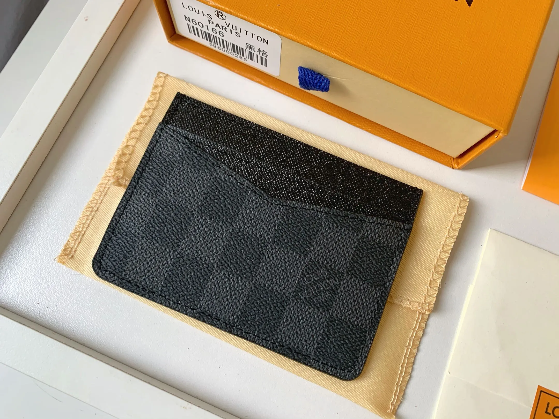 💰80 💎Card Holder Neo Card Holder made of Monogram Macassar canvas is the first choice for carrying important cards. Black leather trim makes the classic Louis Vuitton pattern even more eye-catching. Model: M60166. Size: 7.5*12