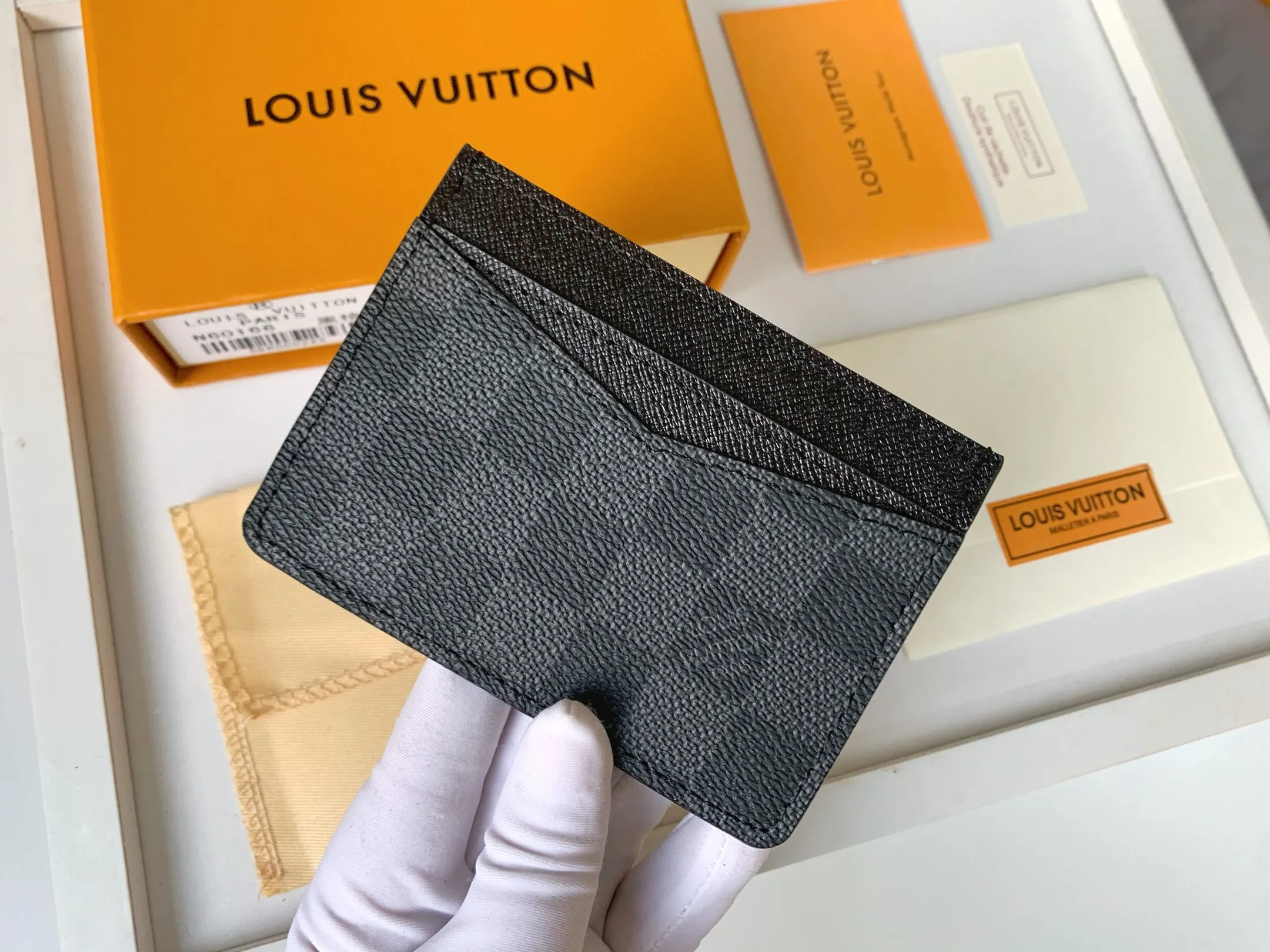 💰80 💎Card Holder Neo Card Holder made of Monogram Macassar canvas is the first choice for carrying important cards. Black leather trim makes the classic Louis Vuitton pattern even more eye-catching. Model: M60166. Size: 7.5*12
