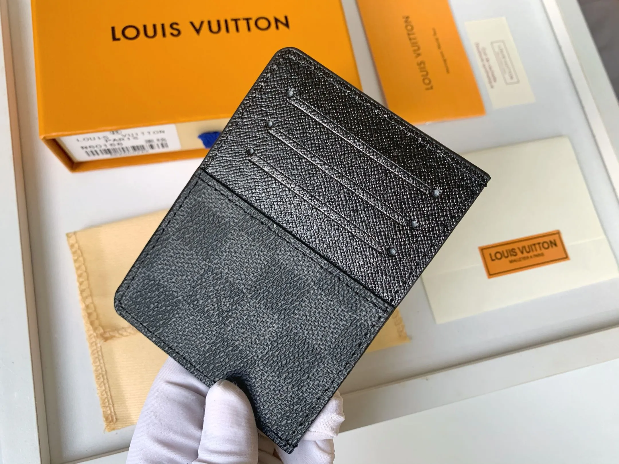 💰80 💎Card Holder Neo Card Holder made of Monogram Macassar canvas is the first choice for carrying important cards. Black leather trim makes the classic Louis Vuitton pattern even more eye-catching. Model: M60166. Size: 7.5*12
